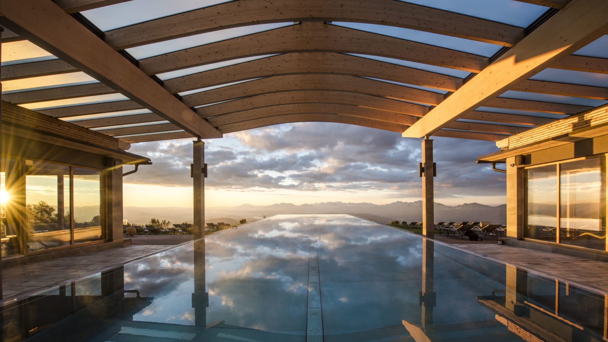 Überdachter Infinity-Pool im Sonnenuntergang