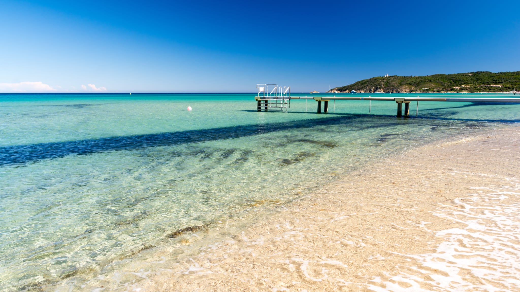 Strand mit Seebrücke am Strand von Pampelonne bei Saint-Tropez