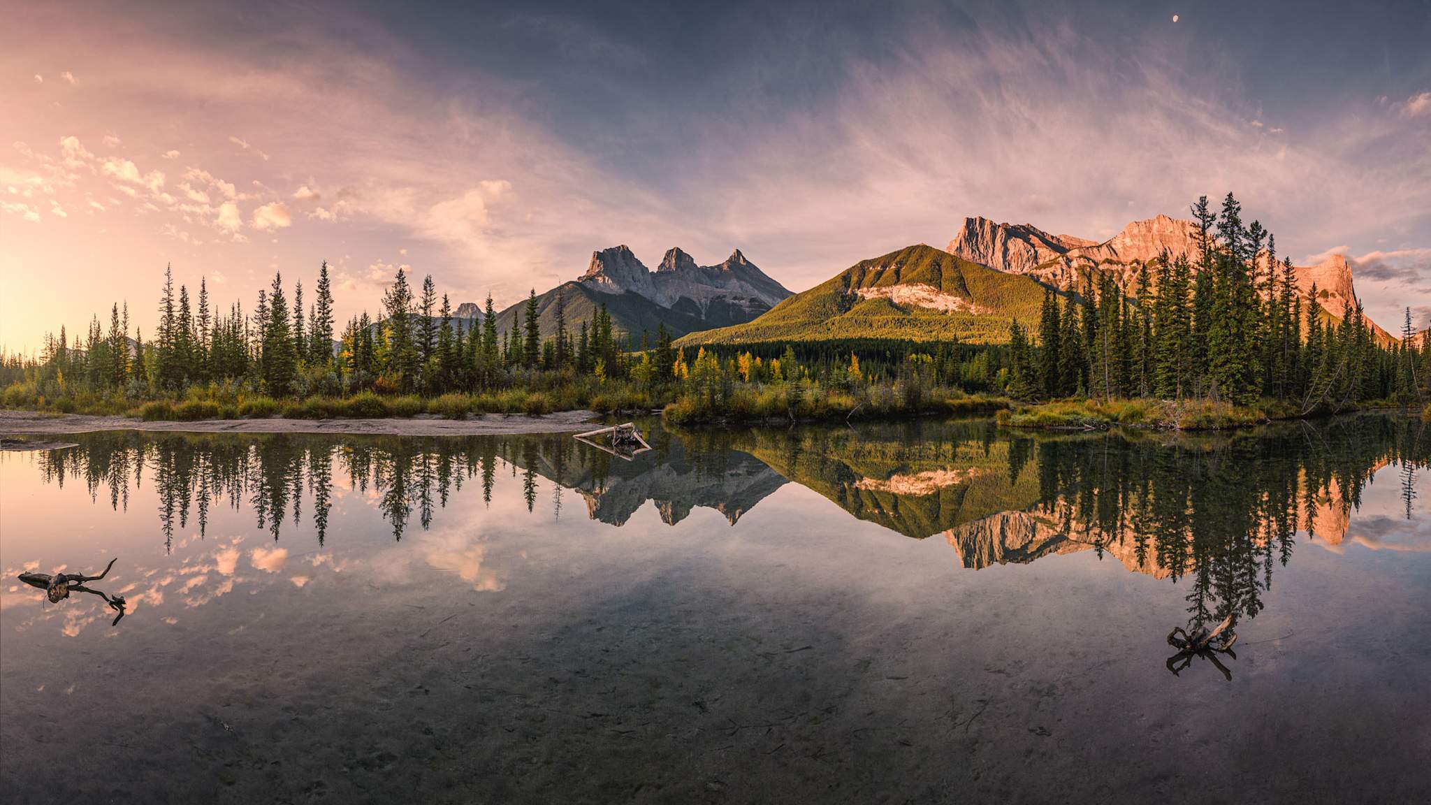 See mit Wald und Bergen im Banff-Nationalpark