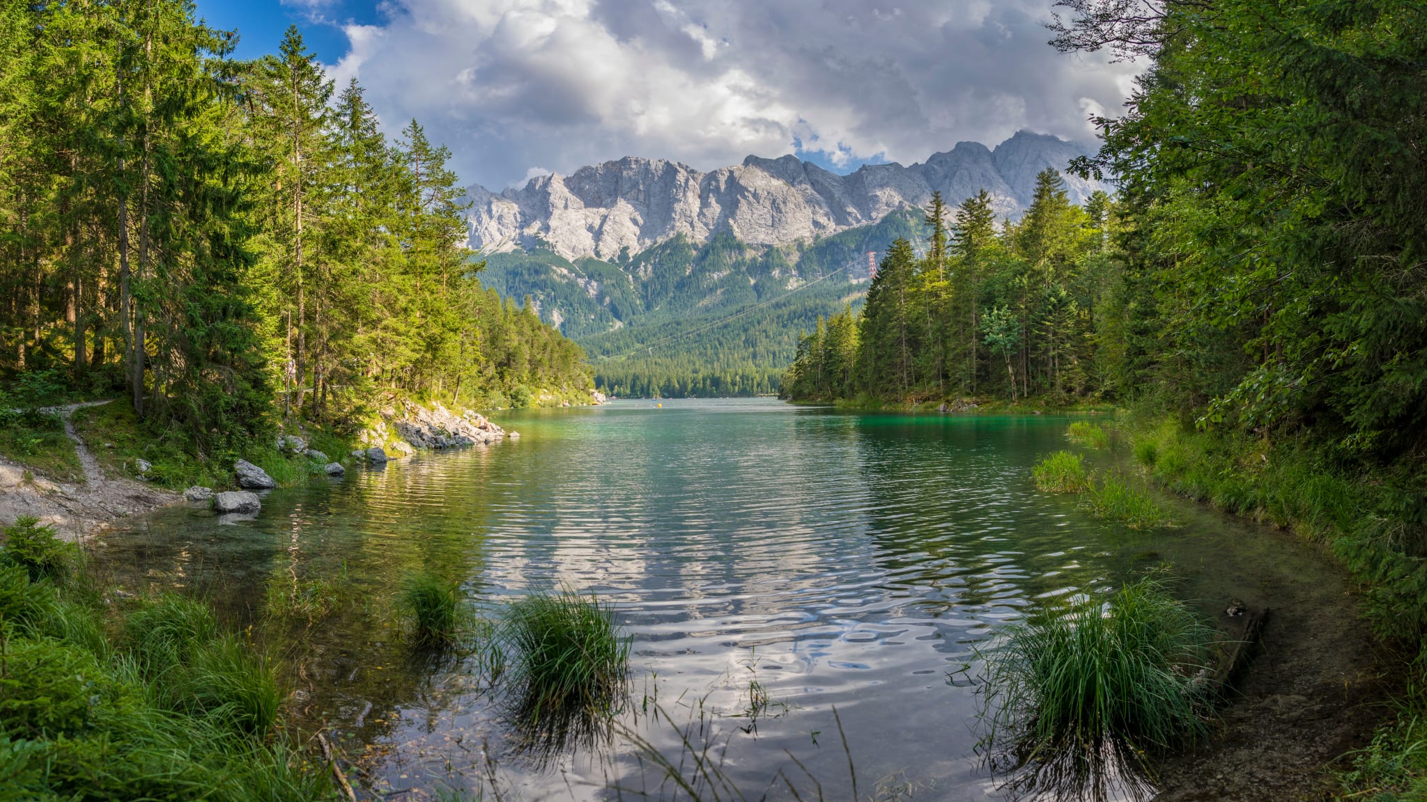 Farbiger Sommer auf dem Eibsee in den deutschen Alpen