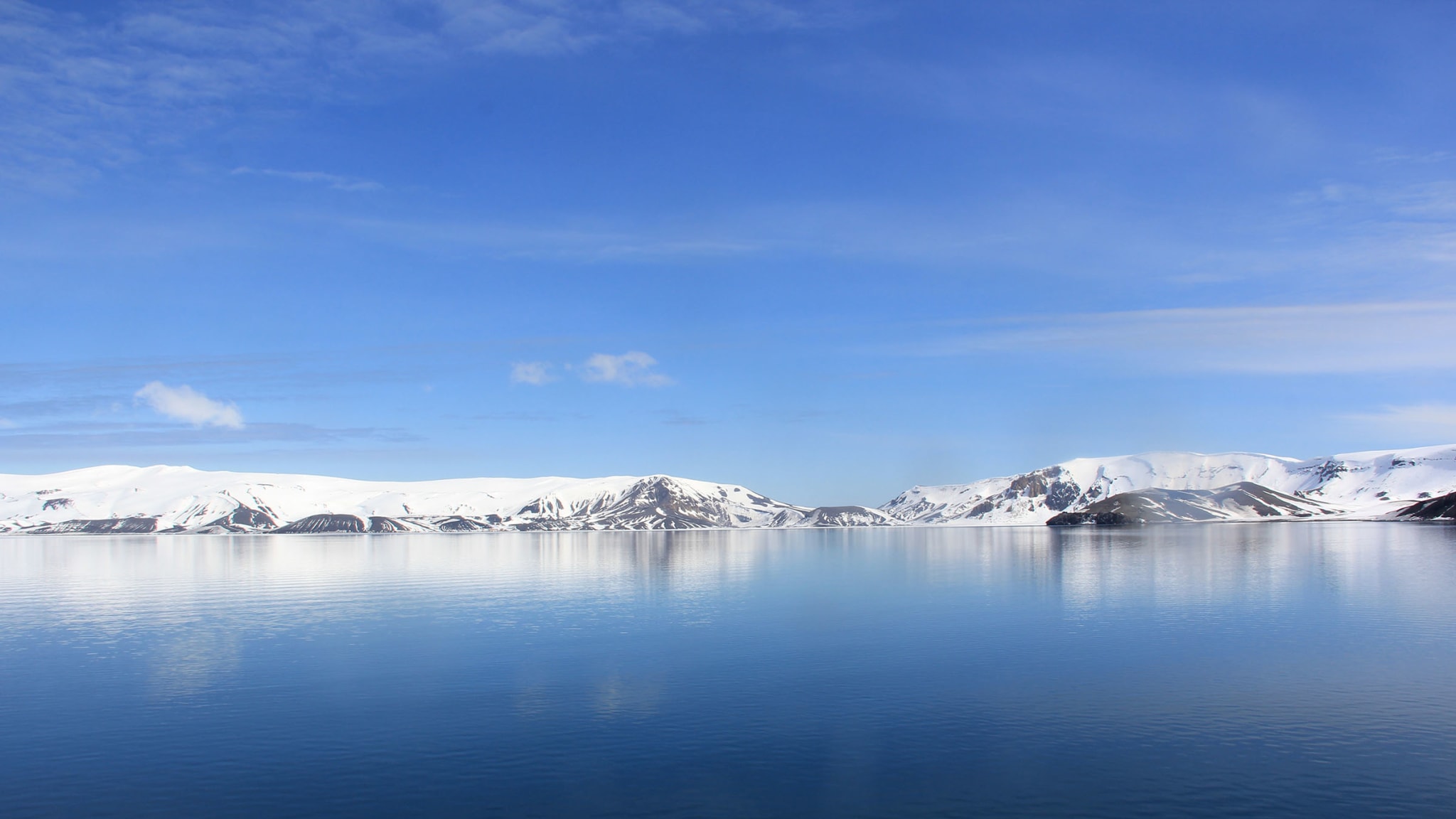 Eisbedeckte Berge am Meer in der Antarktis