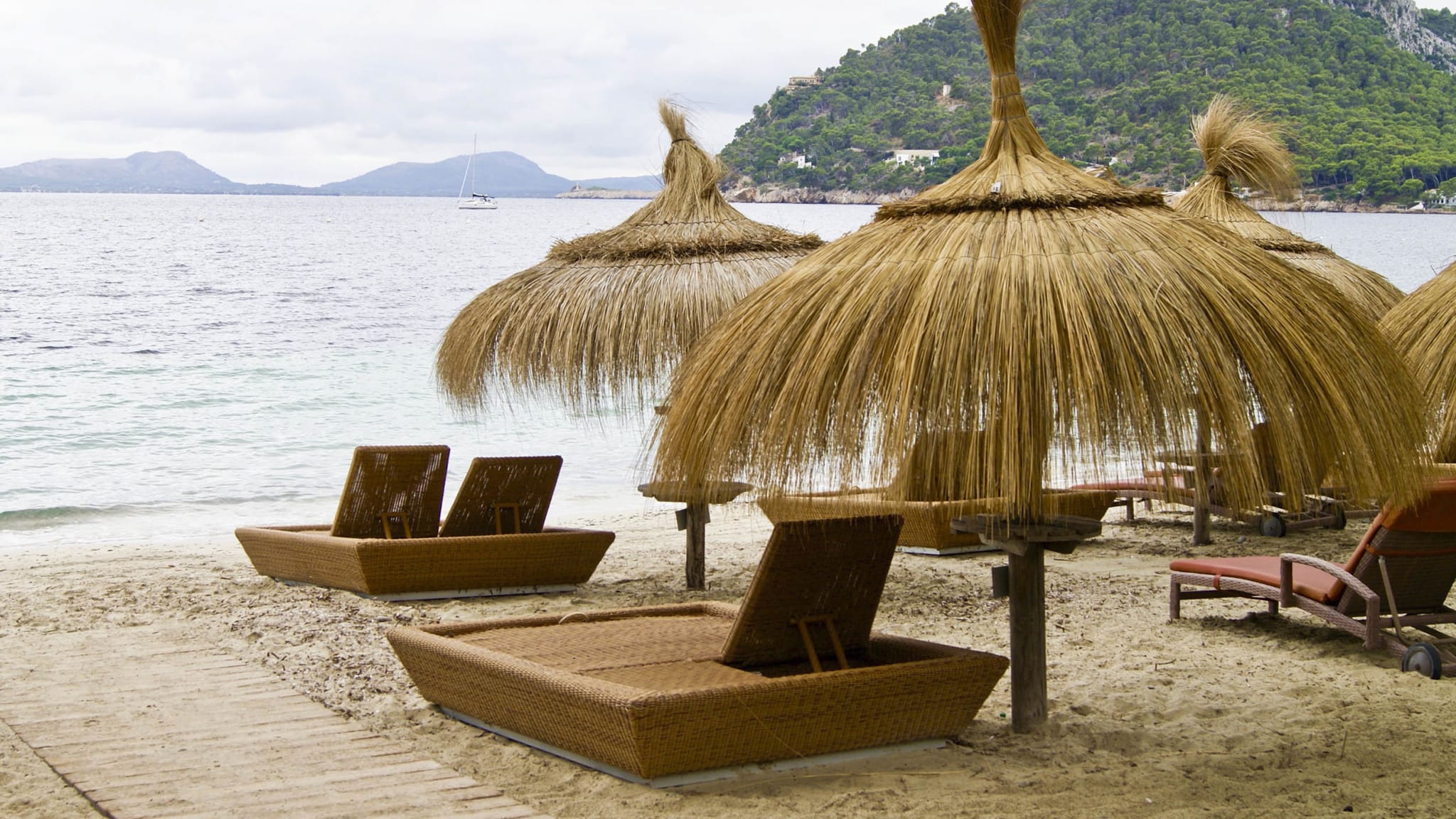Sonnenschirme an der Playa de Formentor