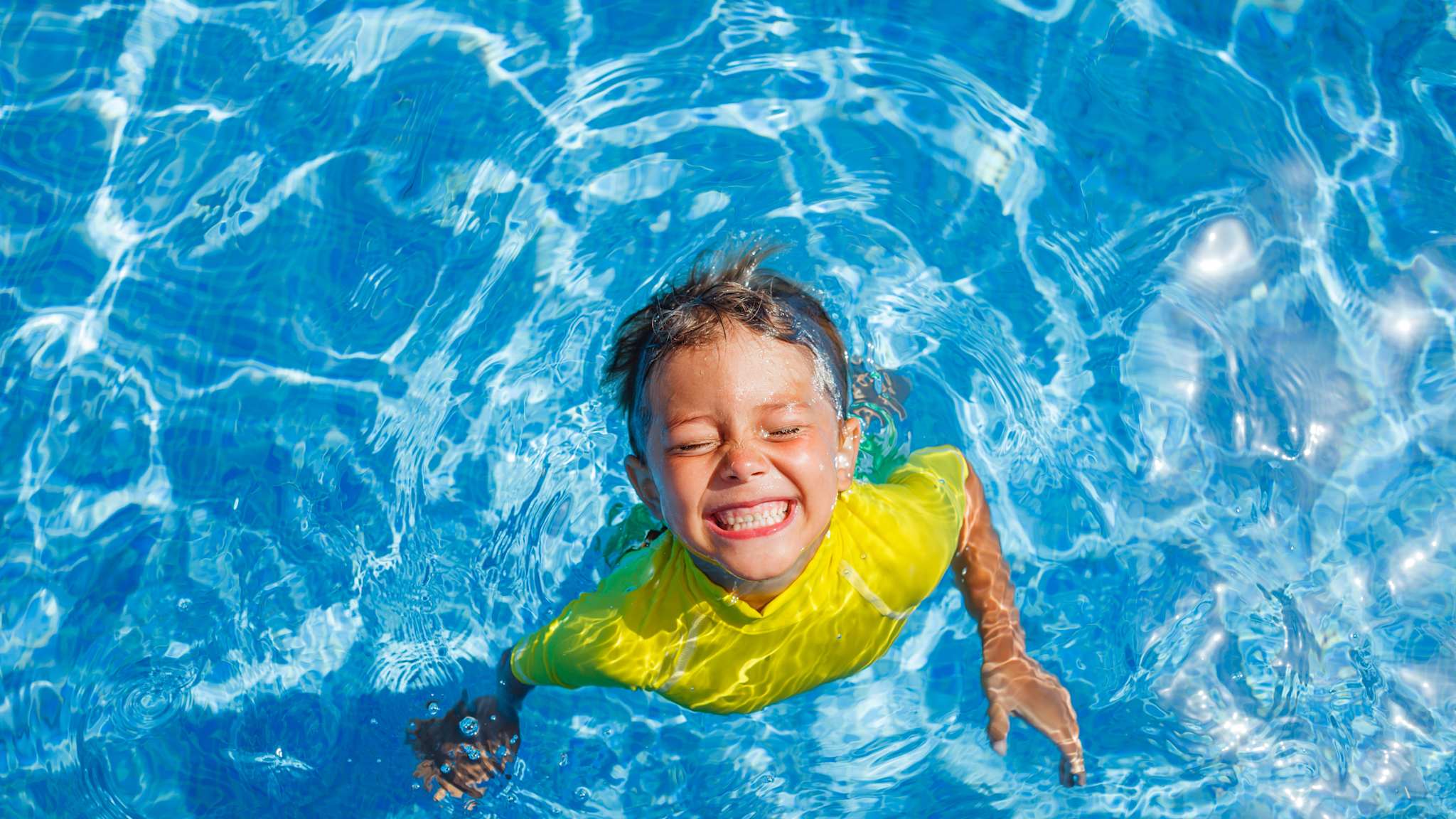 Ein kleiner Junge in einem Pool