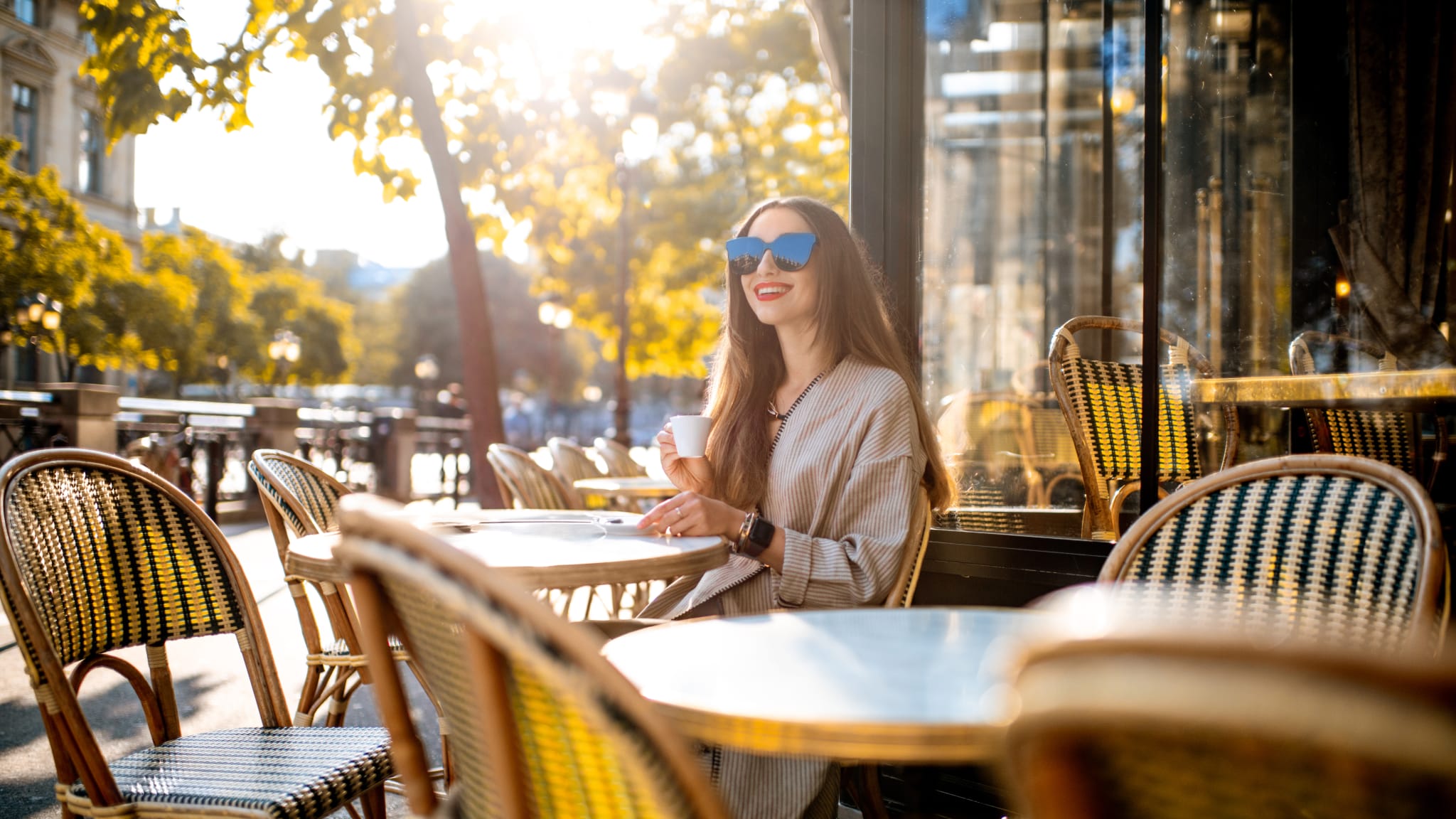 Frau im Pariser Café, Frankreich © Shutterstock - RossHelen