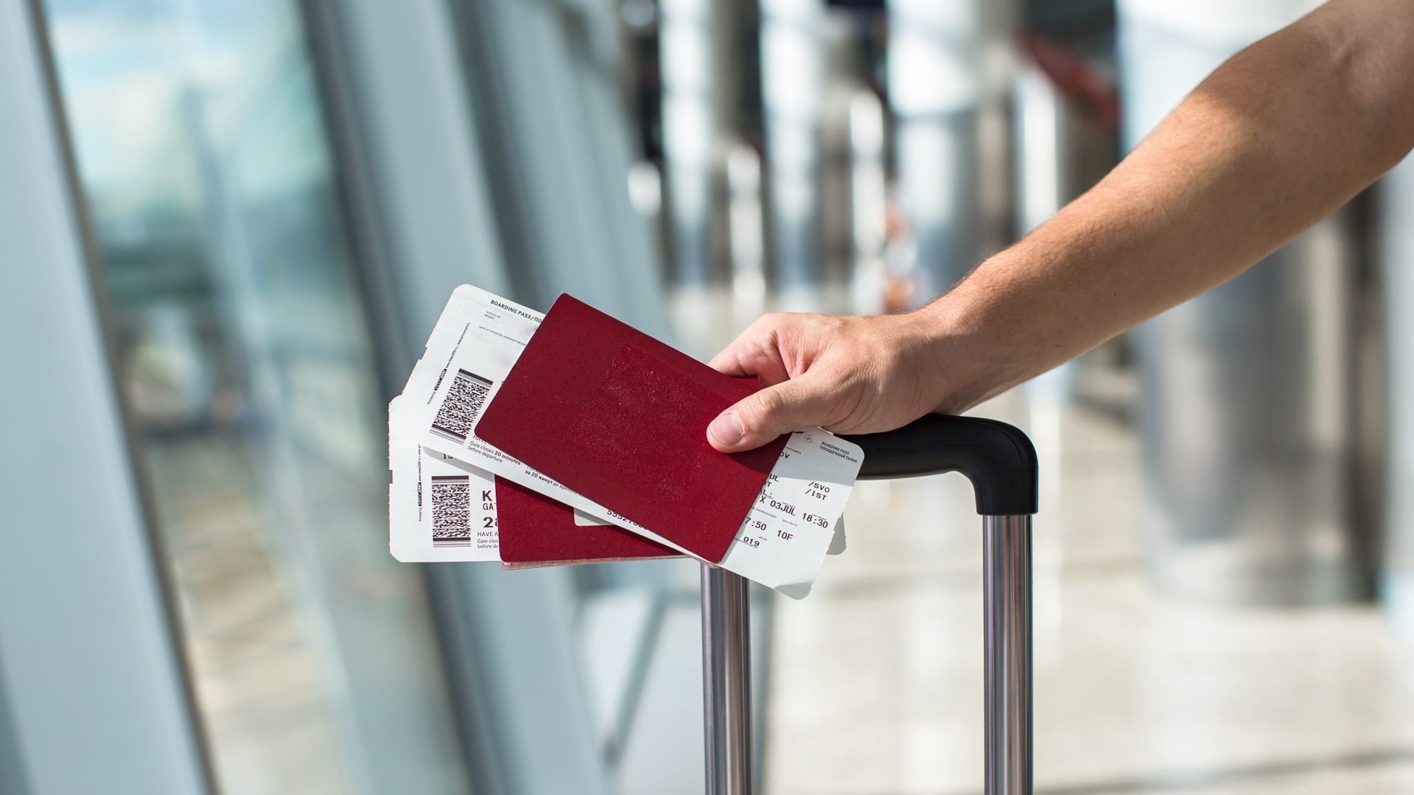 Mann mit Flugtickets in der Hand.