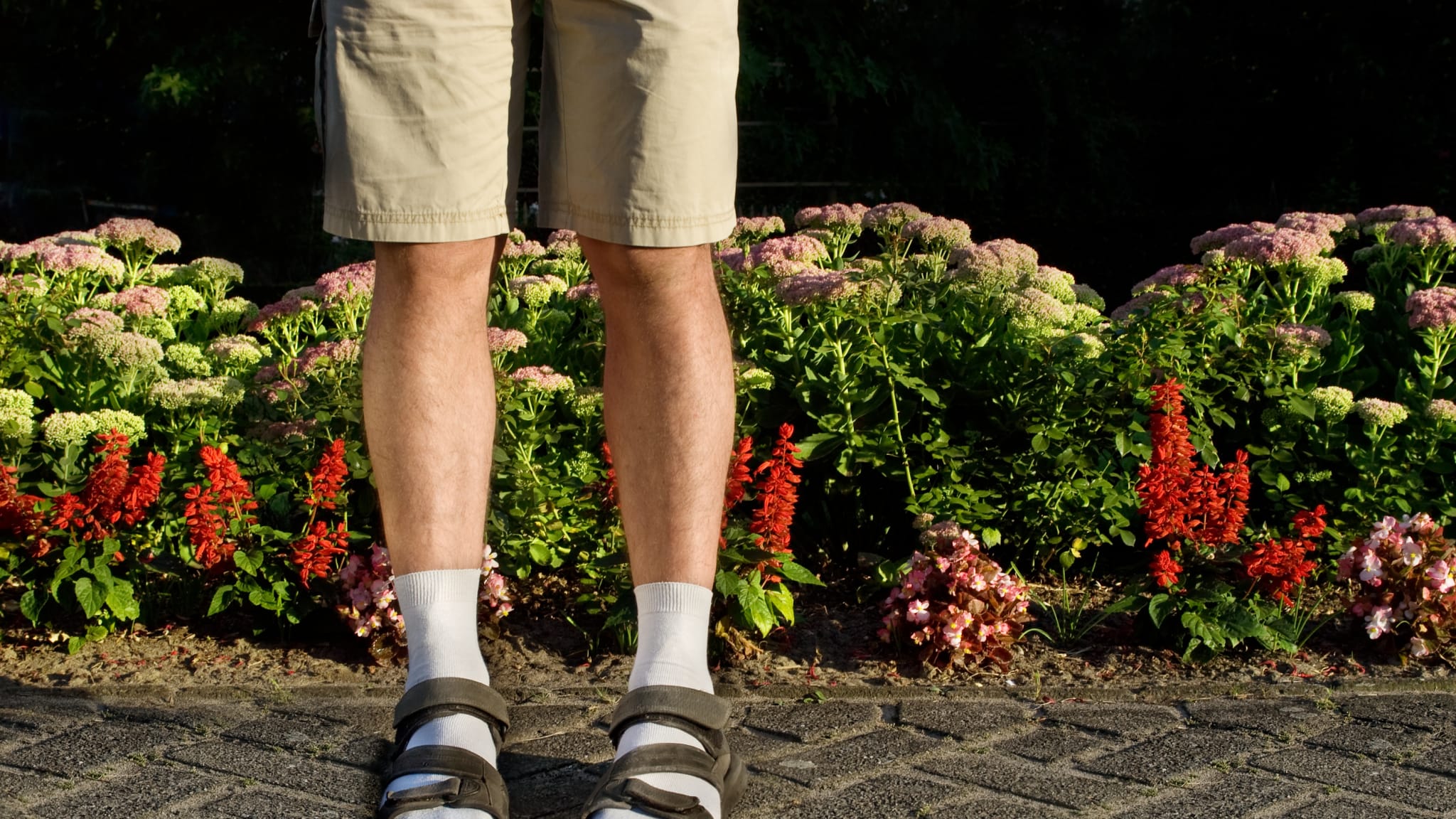 Mann mit weißen Socken in Sandalen im Urlaub.