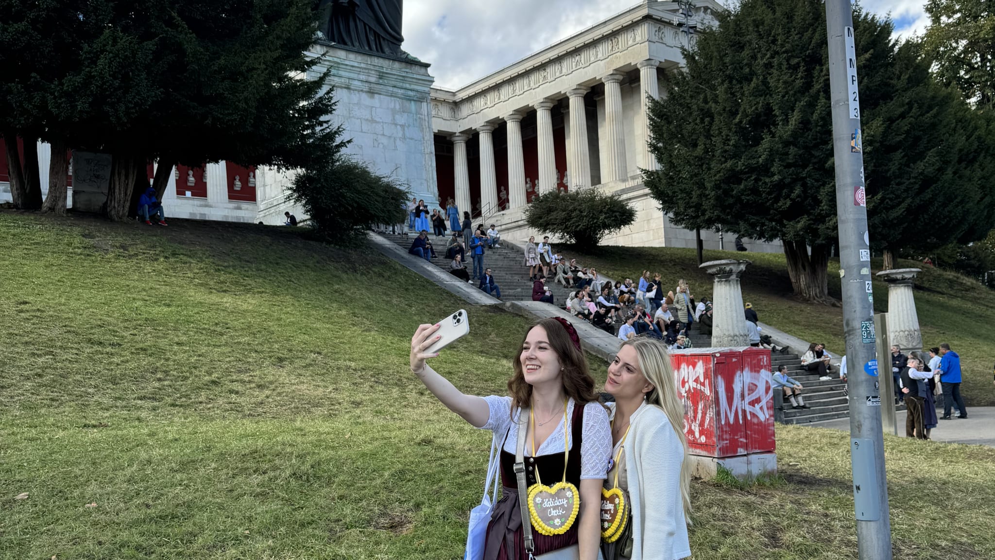 Zwei HolidayCheck-Mitarbeiterinnen im Dirndl fotografieren sich auf dem Oktoberfest.