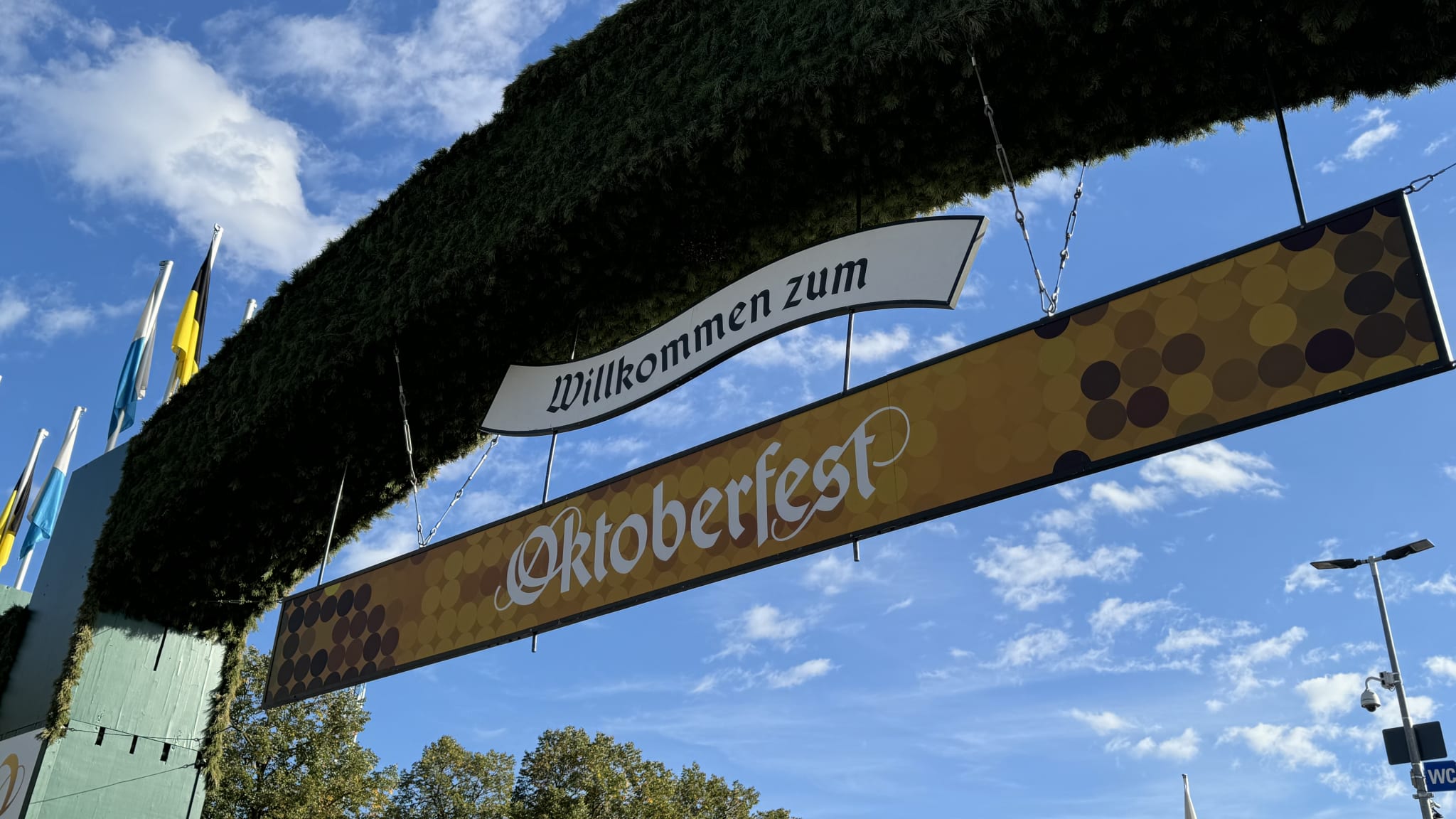 Begrüßungsbogen beim Oktoberfest