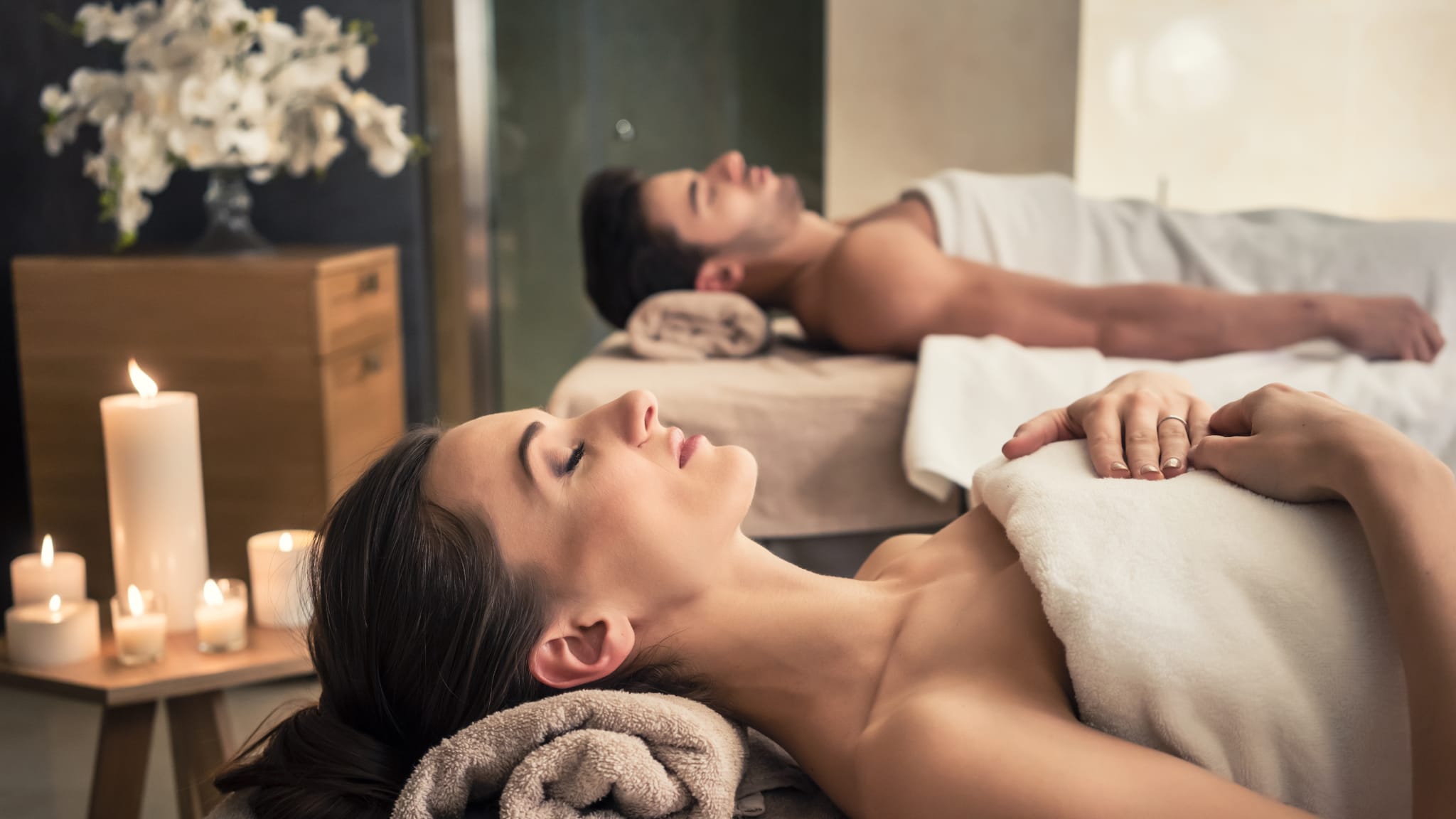 Paar genießt Zeit zu zweit im Wellnessurlaub.