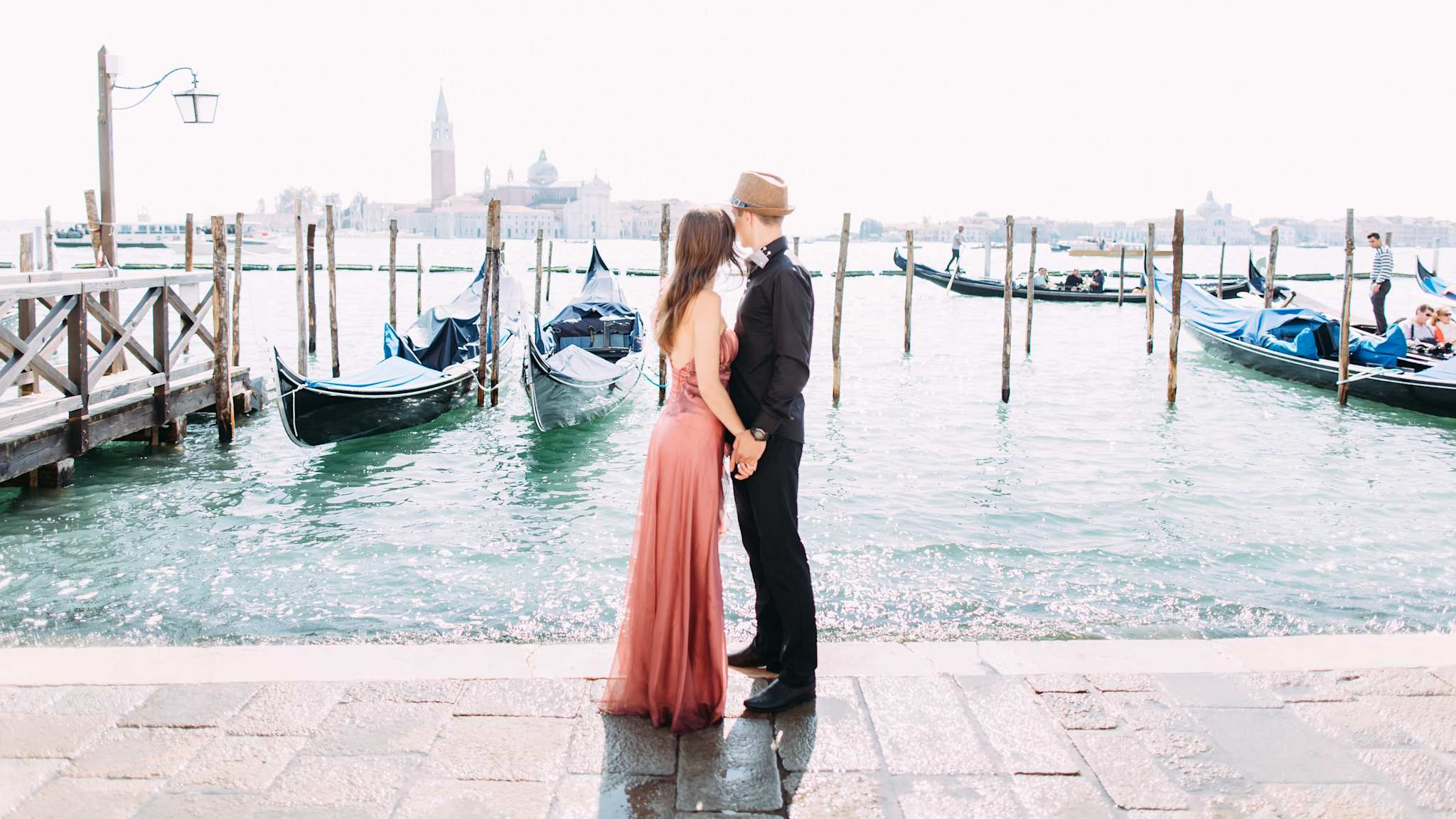 Ein Paar steht verliebt am Wasser in Venedig, Italien