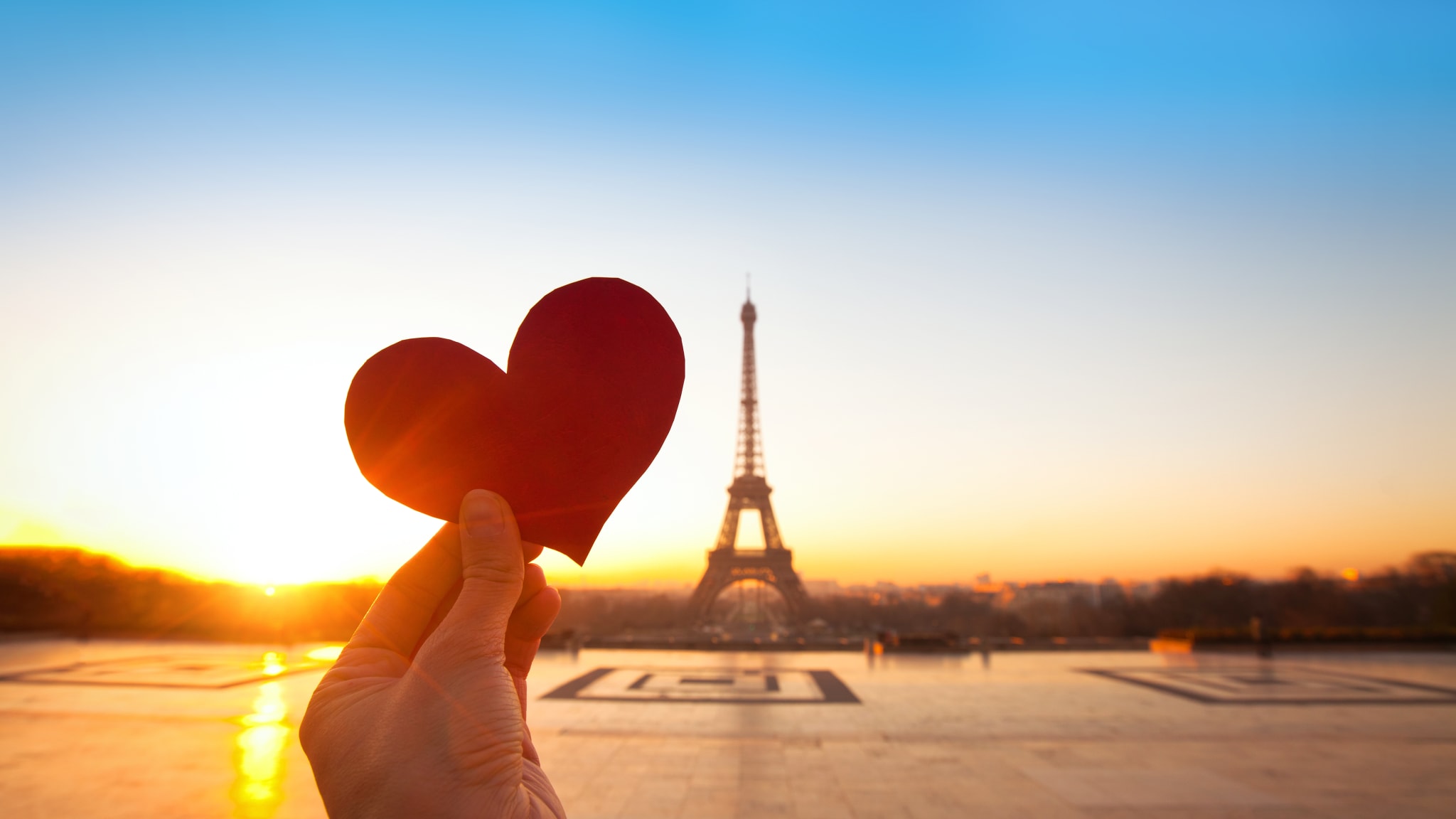 Herz vor Pariser Eifelturm.