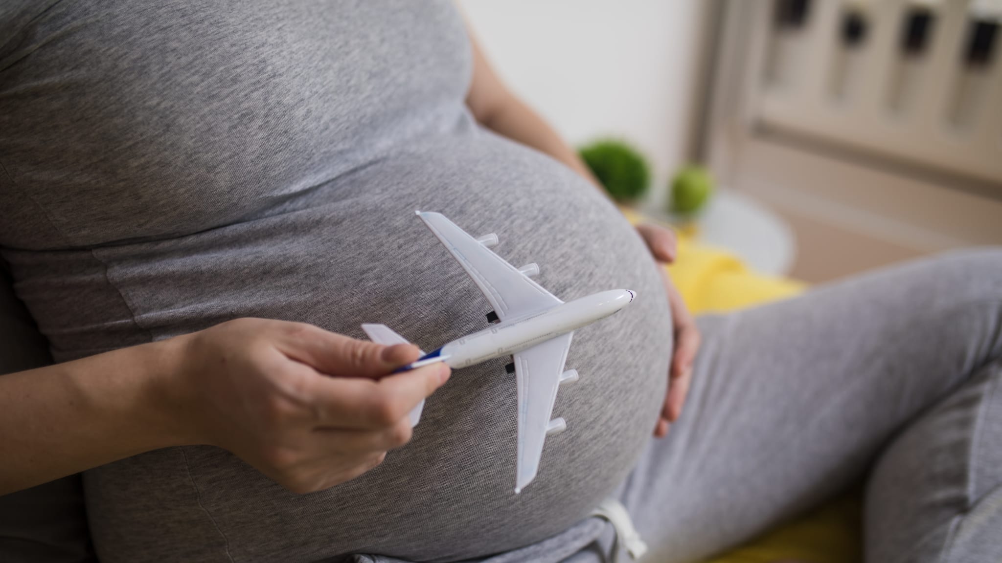 Schwangere Frau mit Flugzeug