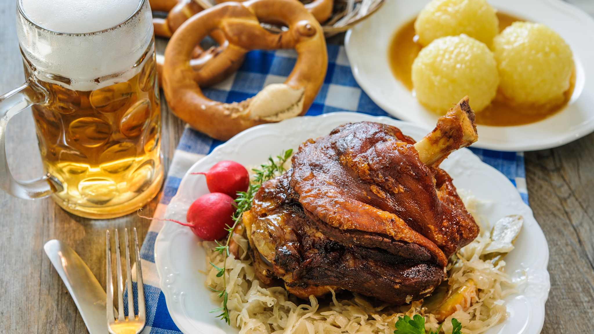 Schweinshaxe, Knödel, Brezn und eine Maß Bier.