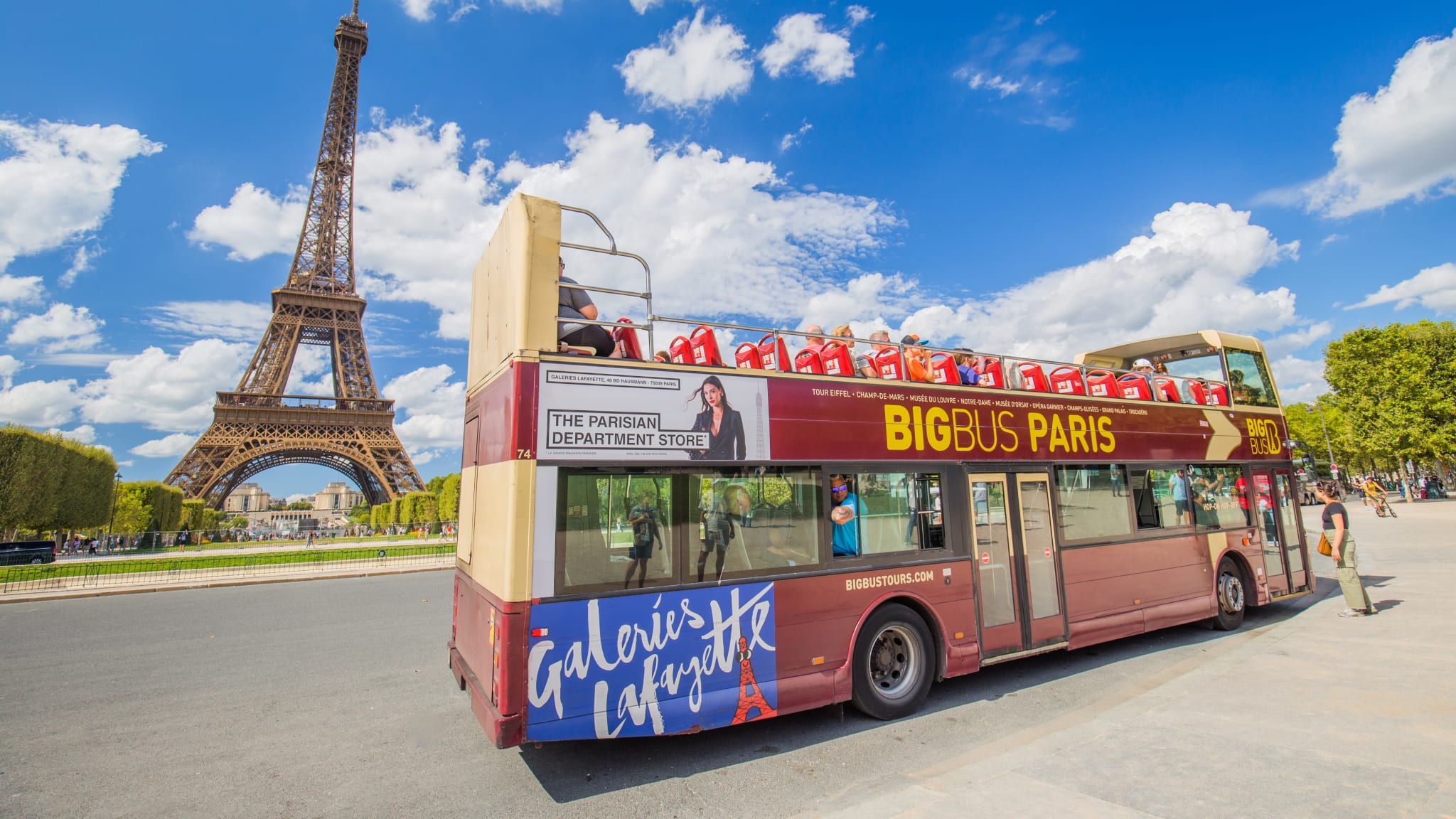 Sightseeing-Bus in Paris vor dem Eifelturm.