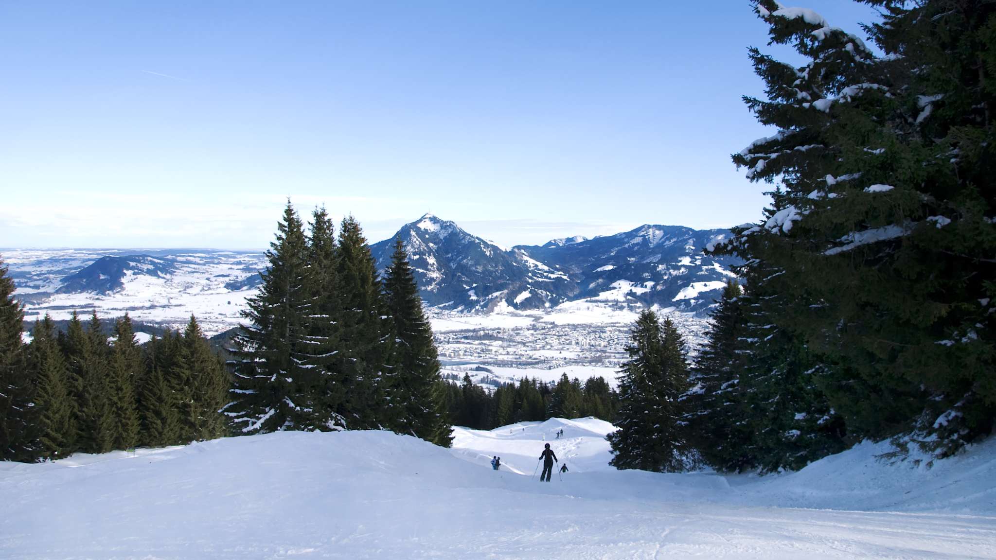 Skipiste mit Bergpanorama