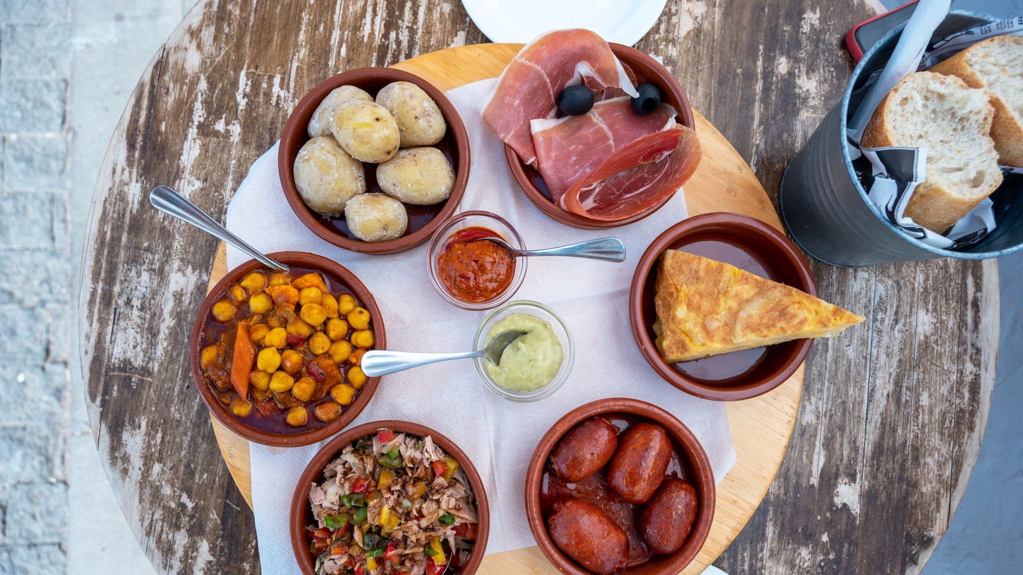 Spanische Tapas auf einem Tisch angerichtet
