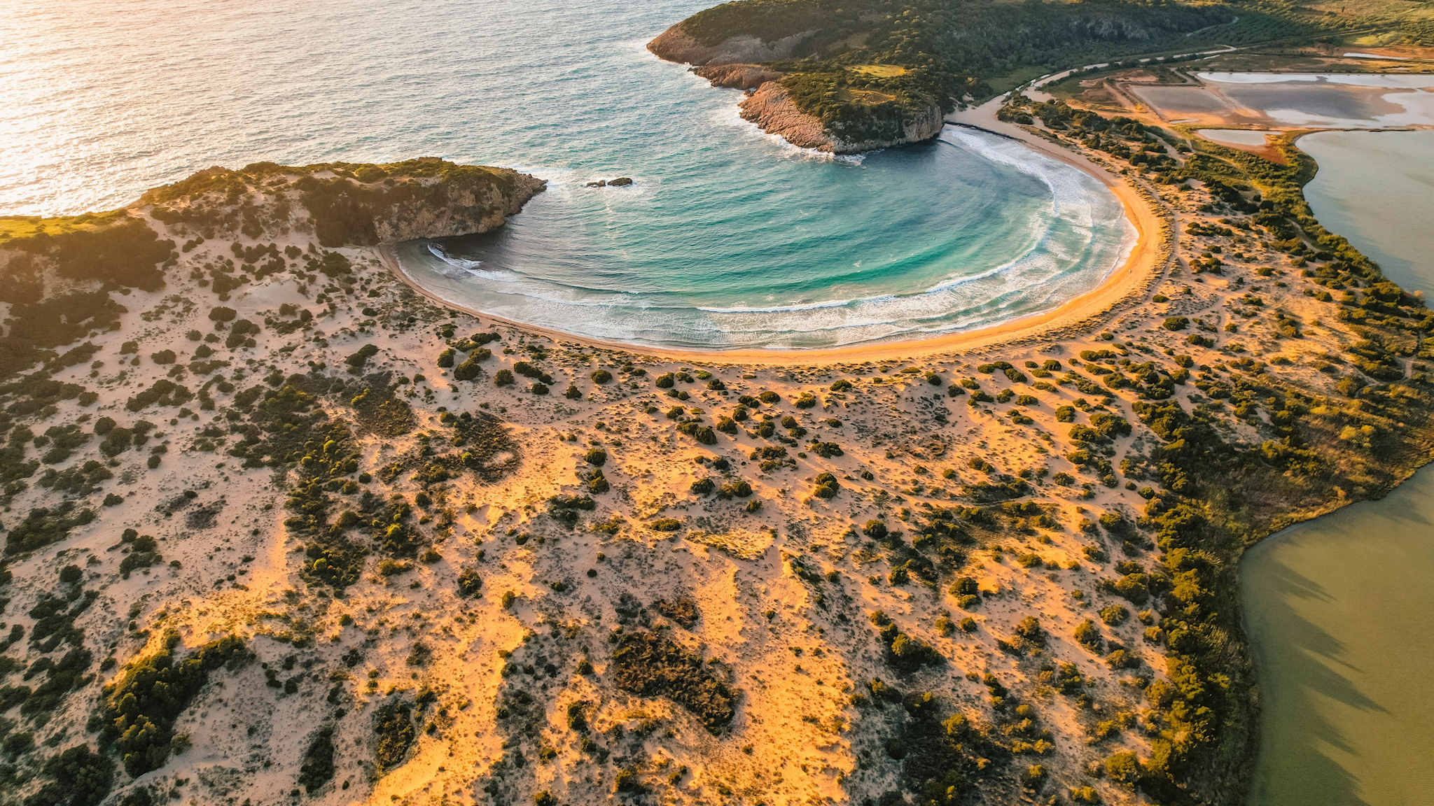 Luftaufnahme vom Voidokilia Strand in Griechenland (c) 2025 zedspider/Shutterstock.