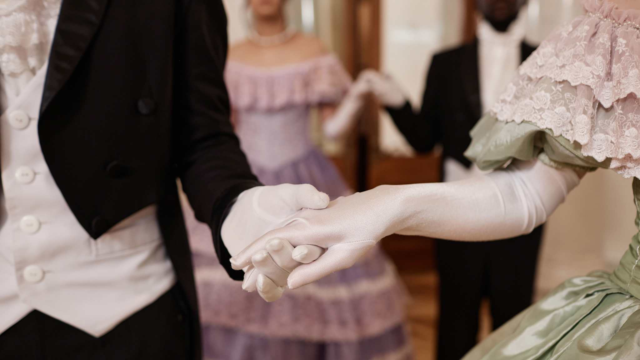 Nahaufnahme einer Tanzszene im Stil der Regency-Ära