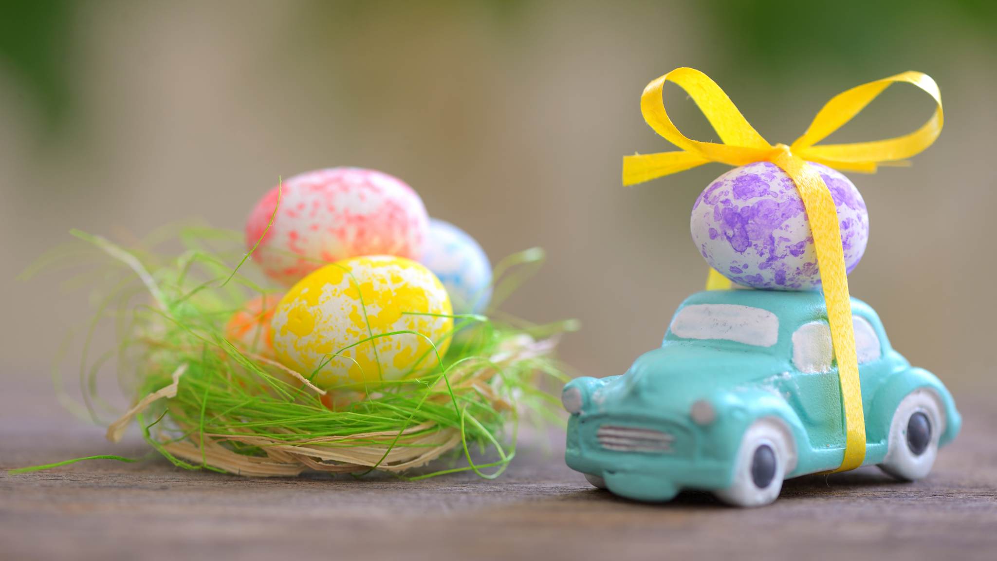 Spielzeugauto an Ostern