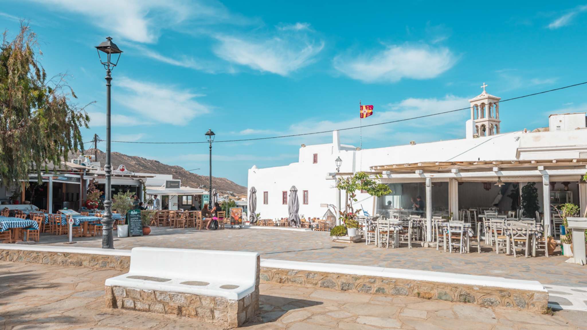 Ano Mera Dorfplatz auf Mykonos  © Tom & Ella – Greece Moments