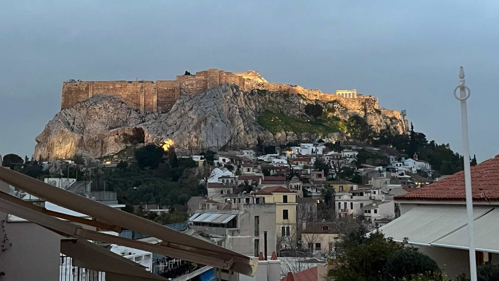 Ausblick von unserer Terasse auf die Akropolis