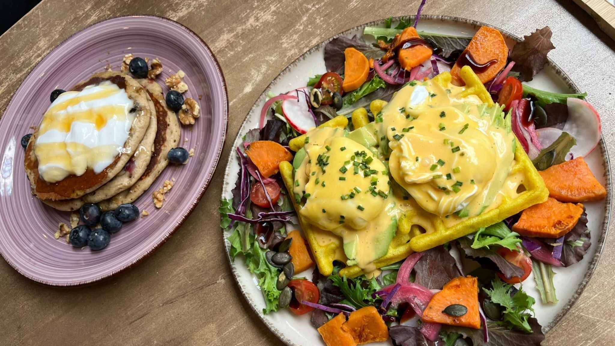 Avocado Bruch mit Waffel & Blueberry Pancakes im Berguna GLuten Free in Valencia, Spanien
