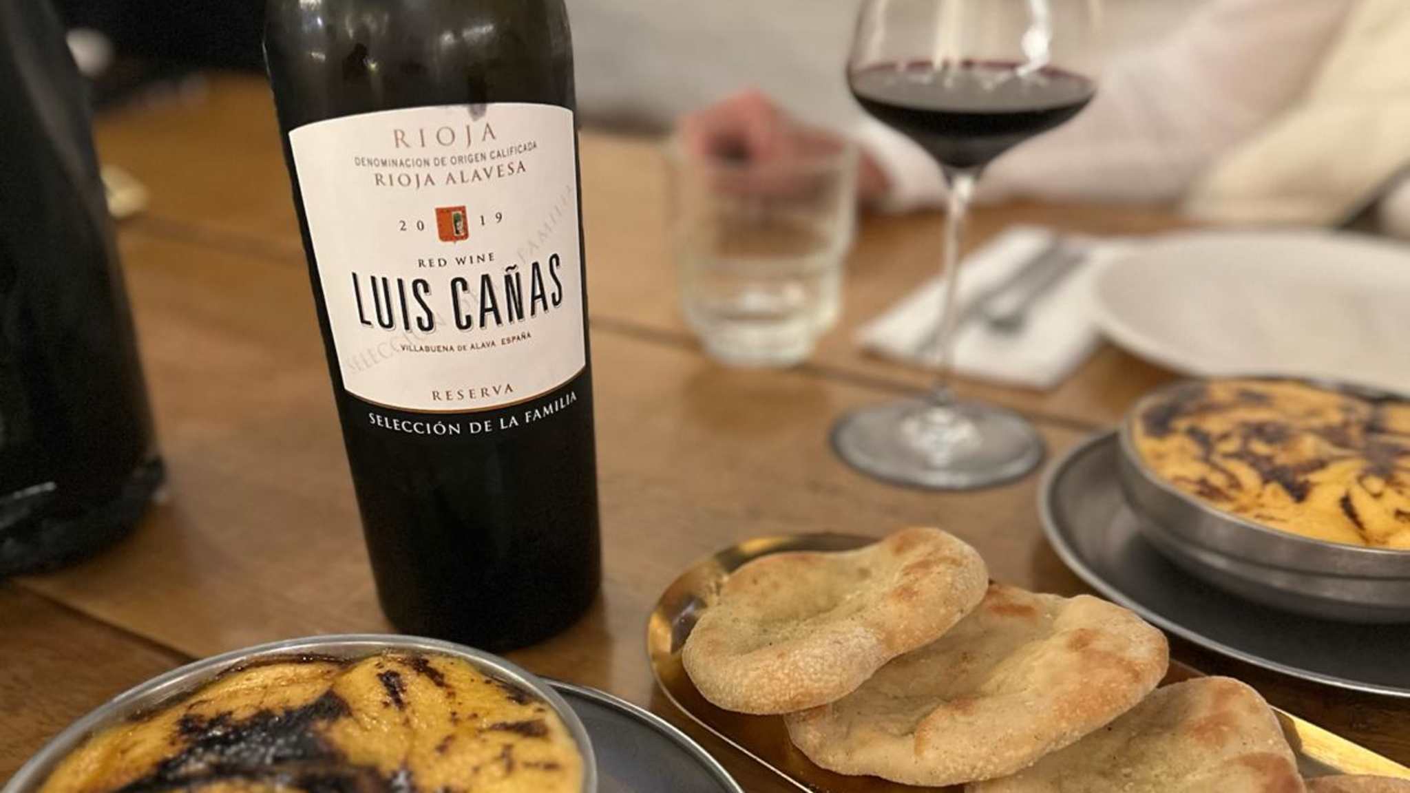 Berenjena con bearmesa y queso Mahón in der Borgia Winebar in Valencia, Spanien