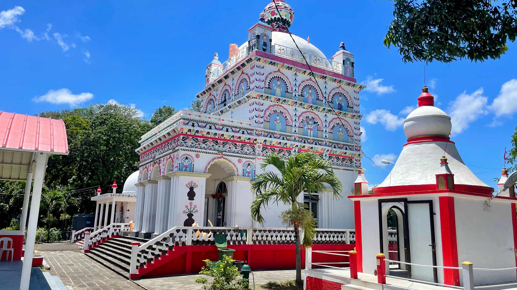 Bunter Maheswarnath Shiv Mandir Tempel auf Mauritius ©Theresa Mayer HolidayCheck Mitarbeiterin