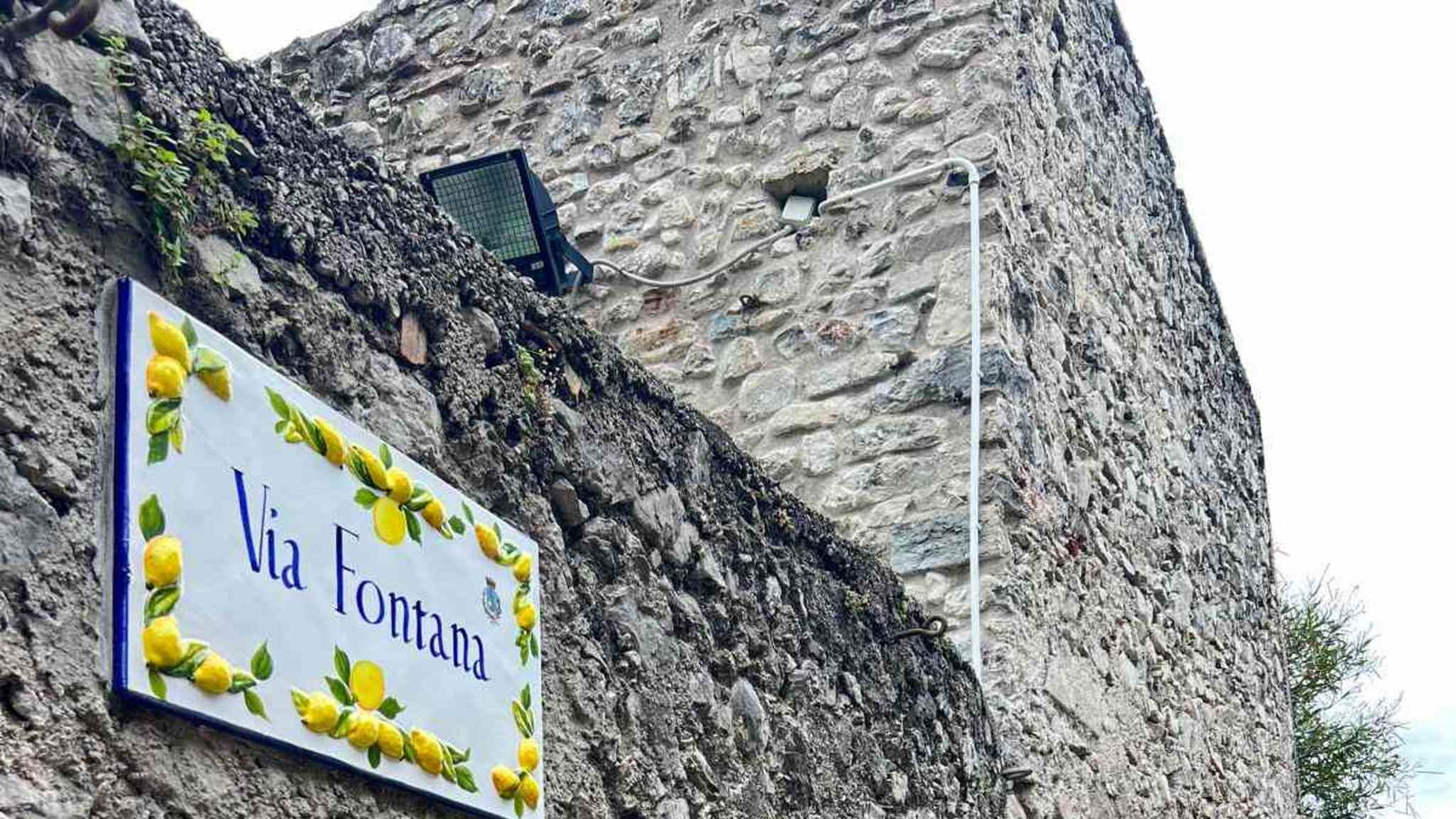 Kleine Gassen mit Zitronenschildern in Limone sul Garda © Sophie Roiser