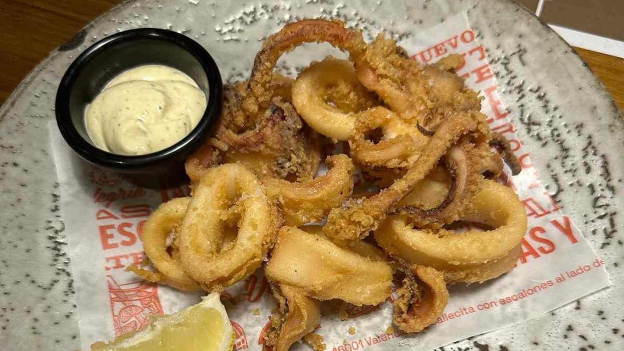Gluten free frittierte Calamari im LALOLA in Valencia, Spanien