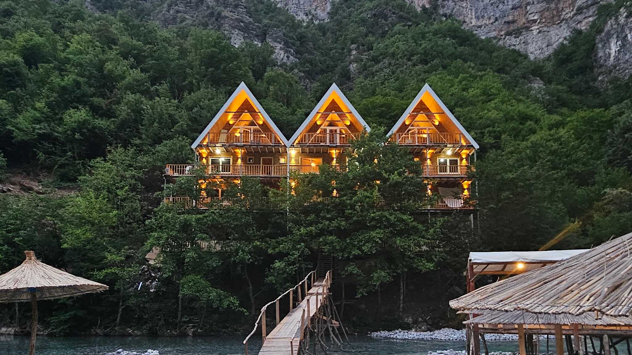 Häuser am Shala River, Albanien