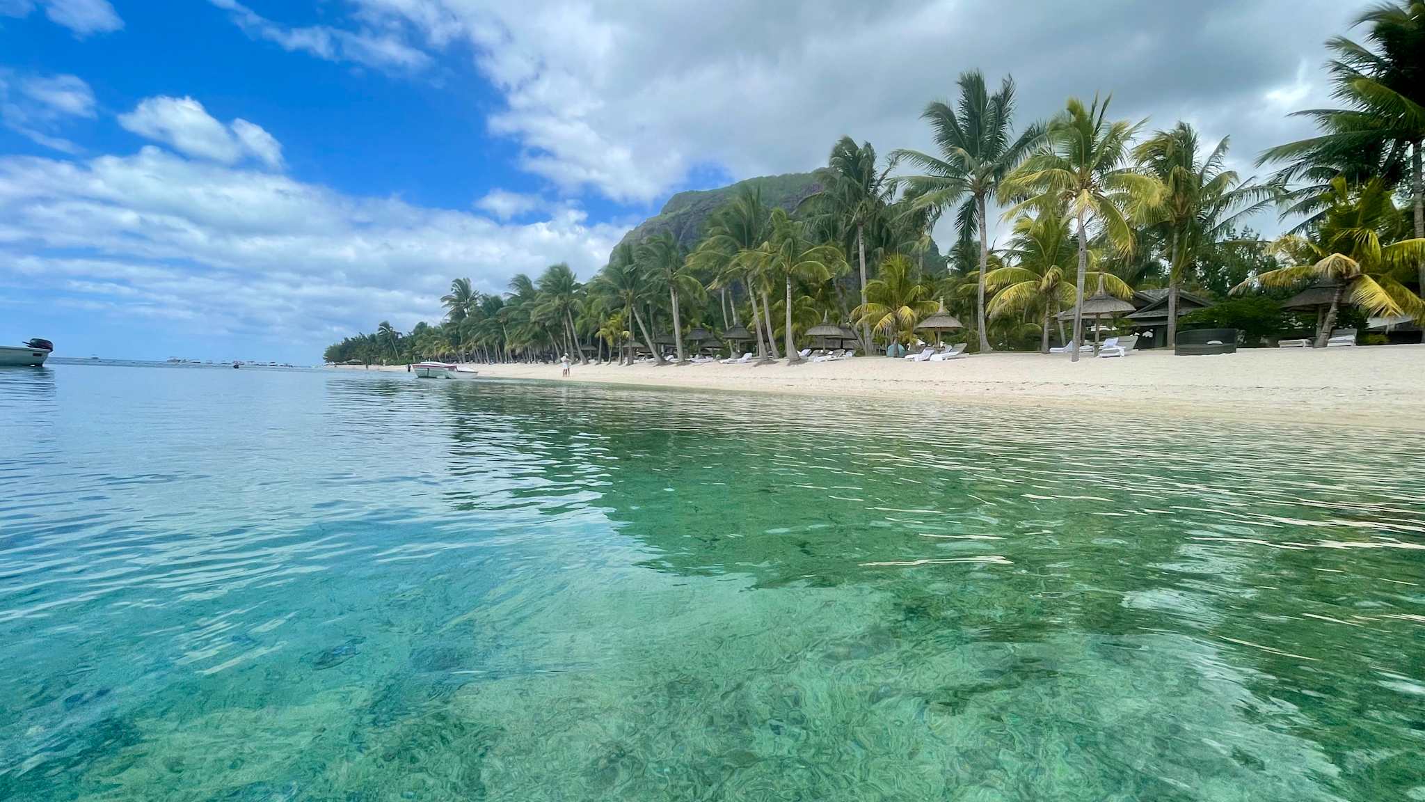 Kristallklares Wasser am Le Morne Beach mit Blick auf Le Morne Brabant, Mauritius ©Theresa Mayer HolidayCheck Mitarbeiterin