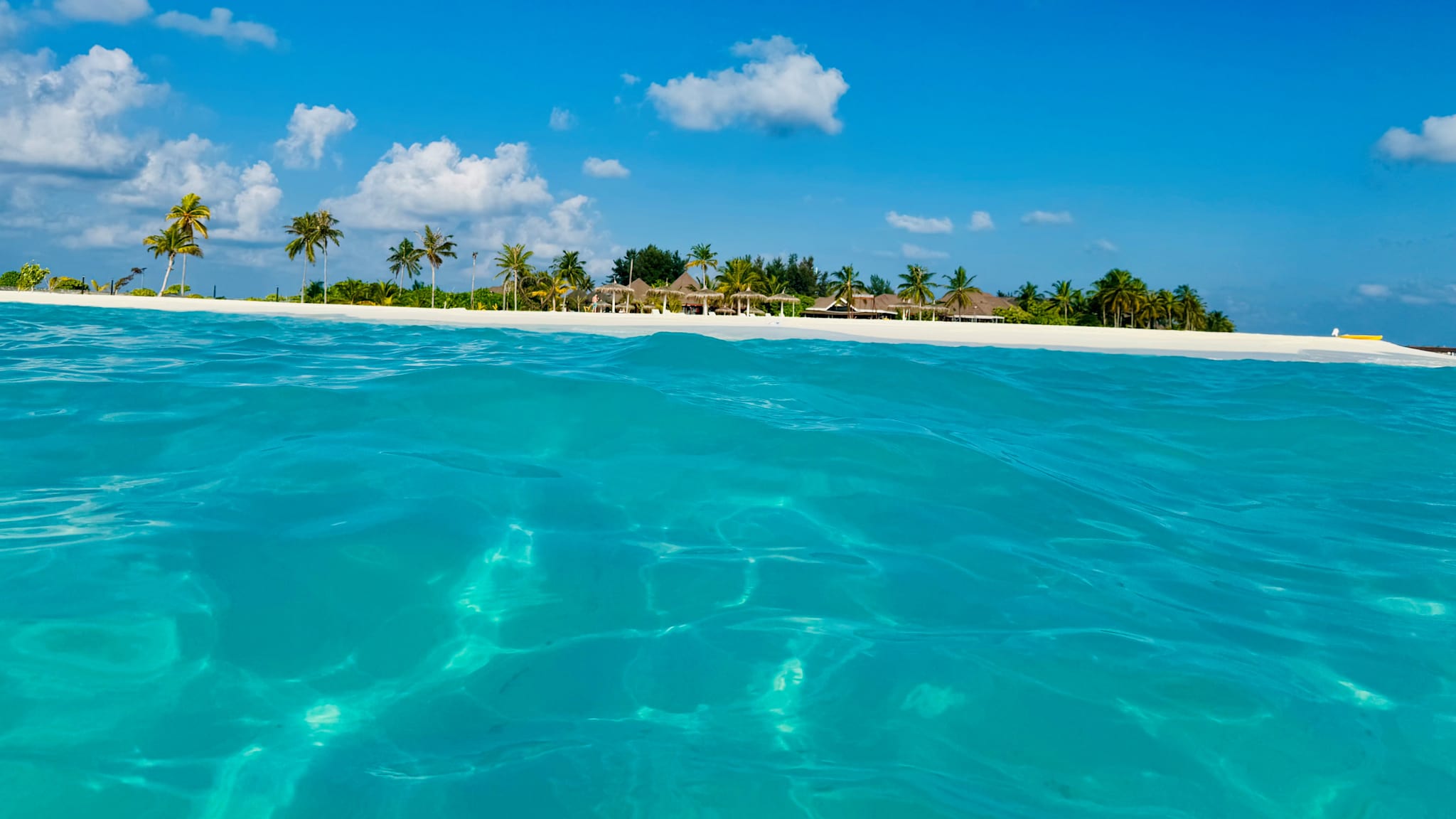 Blick auf Hotel Brennia Kottefaru im Raa Atoll, Malediven