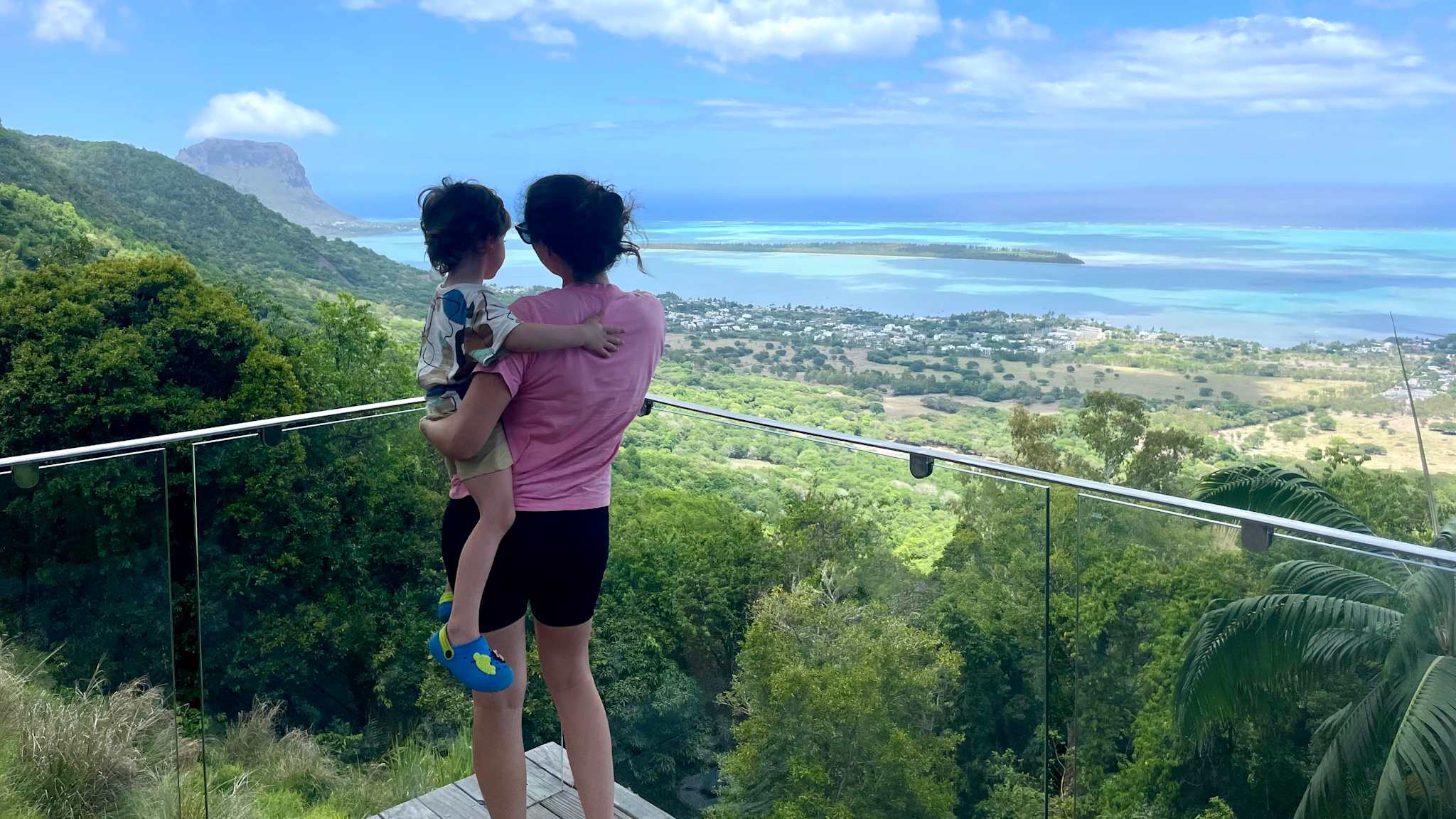 Terrasse im Restaurant le Chamarel mit Blick aufs Meer und le Morne Brabant, Mauritius ©Theresa Mayer HolidayCheck Mitarbeiterin
