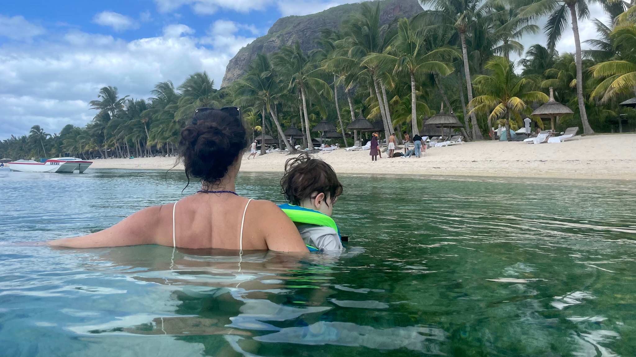 Mutter und Kind im Wasser am Le Morne Beach auf Mauritius, ©Theresa Mayer HolidayCheck Mitarbeiterin