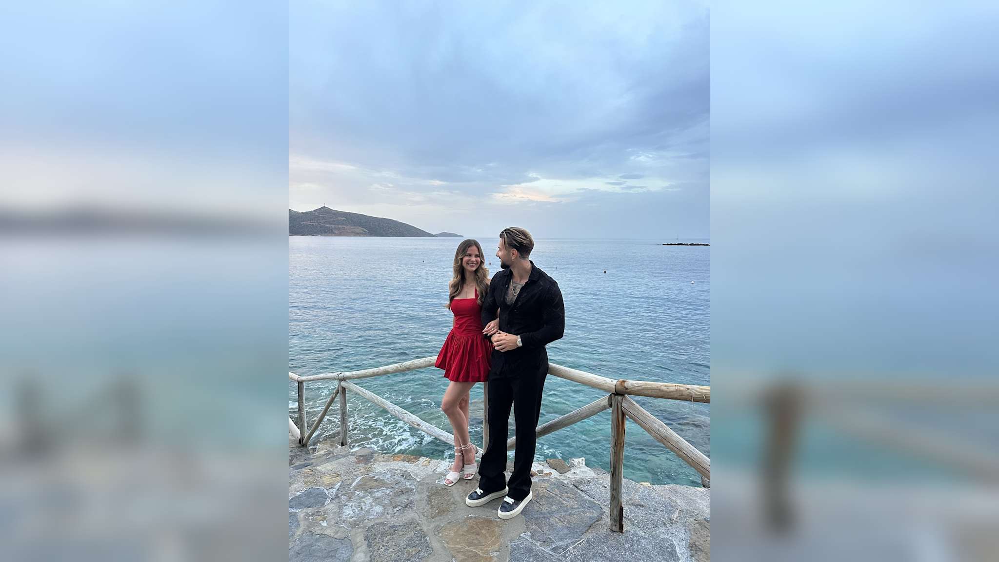 Stephi und Julian mit schönem Ausblick am Meer © Stephi & Julian