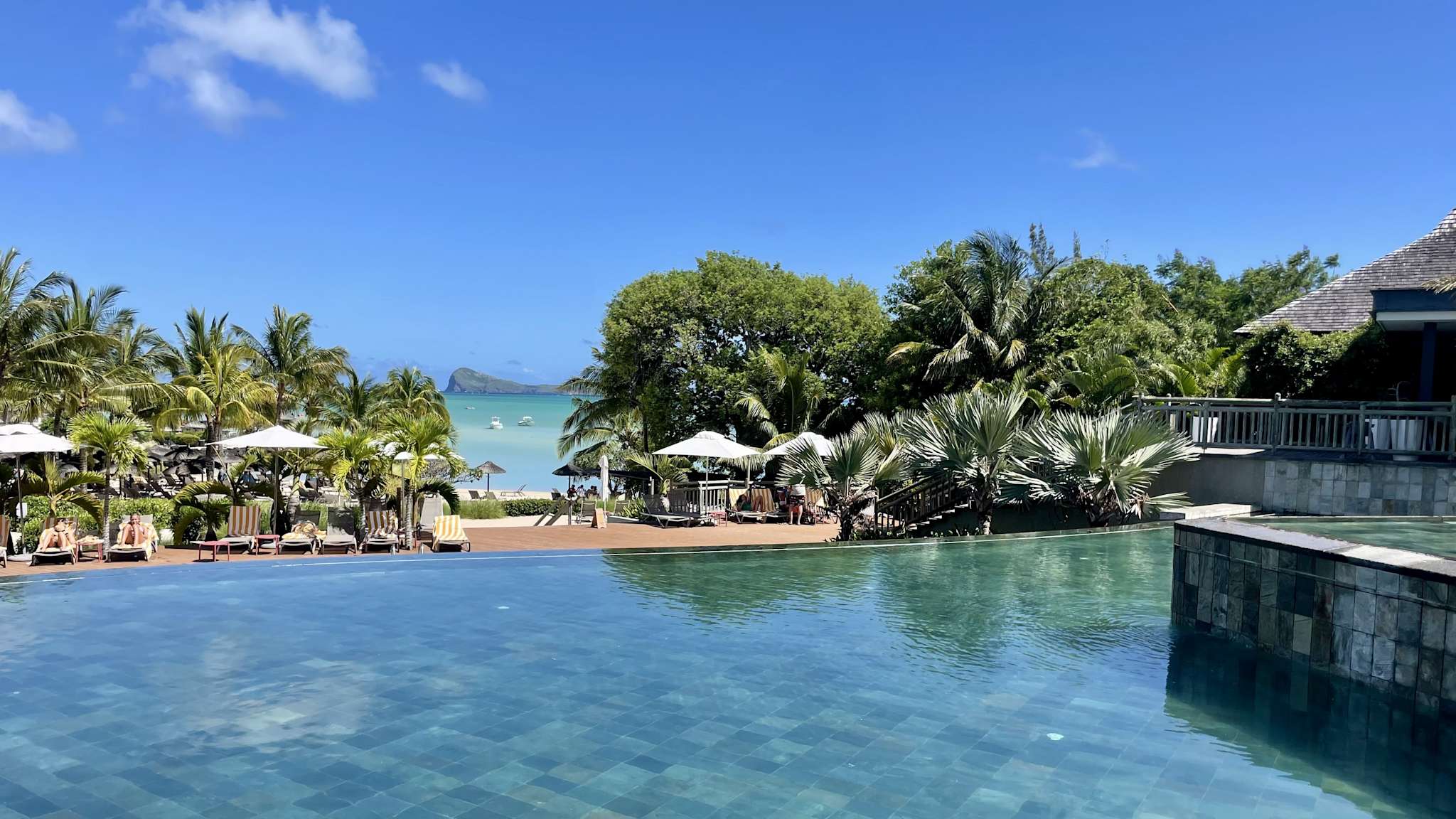 Pool und Meerblick im Hotel Zilwa Attitude, Mauritius ©Theresa Mayer HolidayCheck Mitarbeiterin