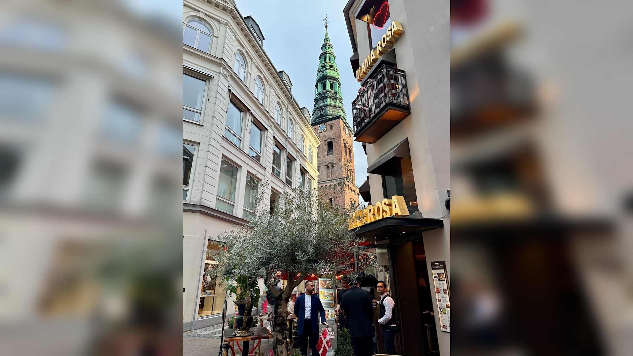 Kirchturm zwischen den Häusern in Kopenhagen © Charlotte Brosse