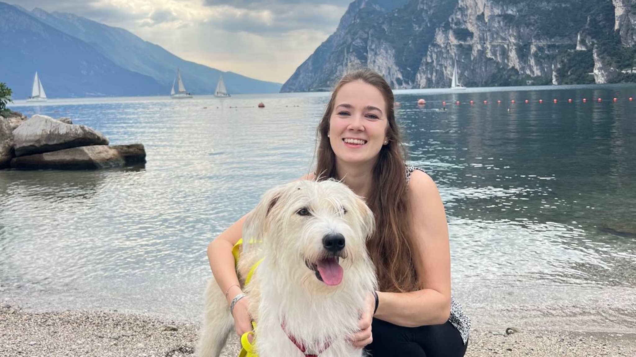 Strandabschnitt in Riva del Garda mit Hund © Sophie Roiser