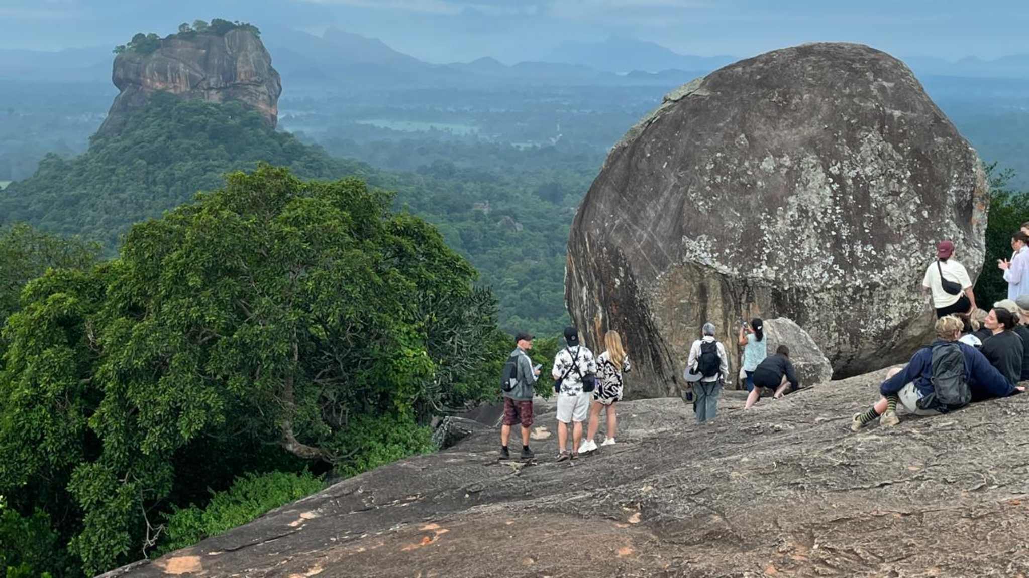 Wanderung zum Pidurangala Rock in Sigiriya, Sri Lanka