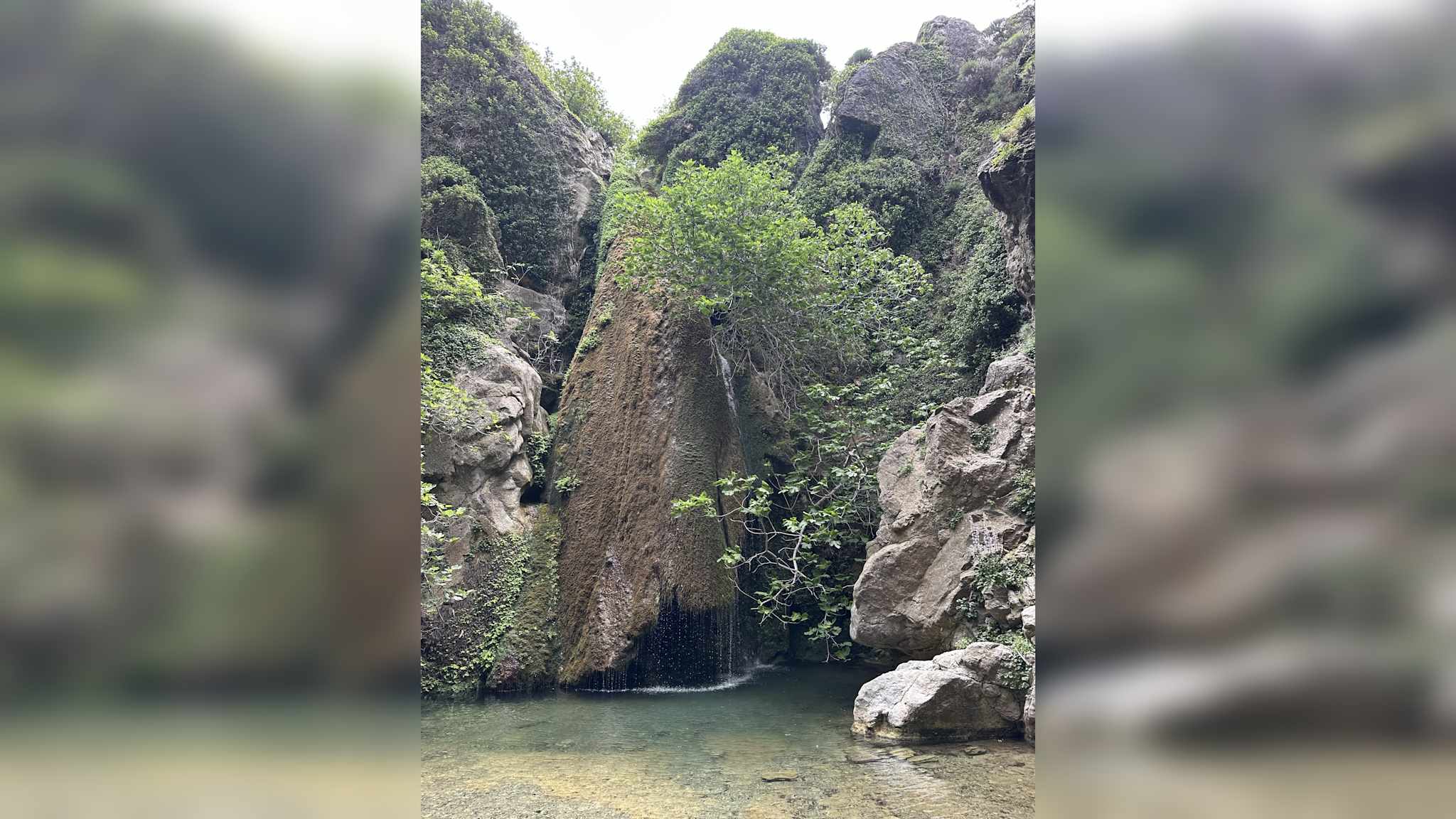 Felsen und Wasserfälle bei der Wanderung zur Richtis Schlucht © Stephi & Julian