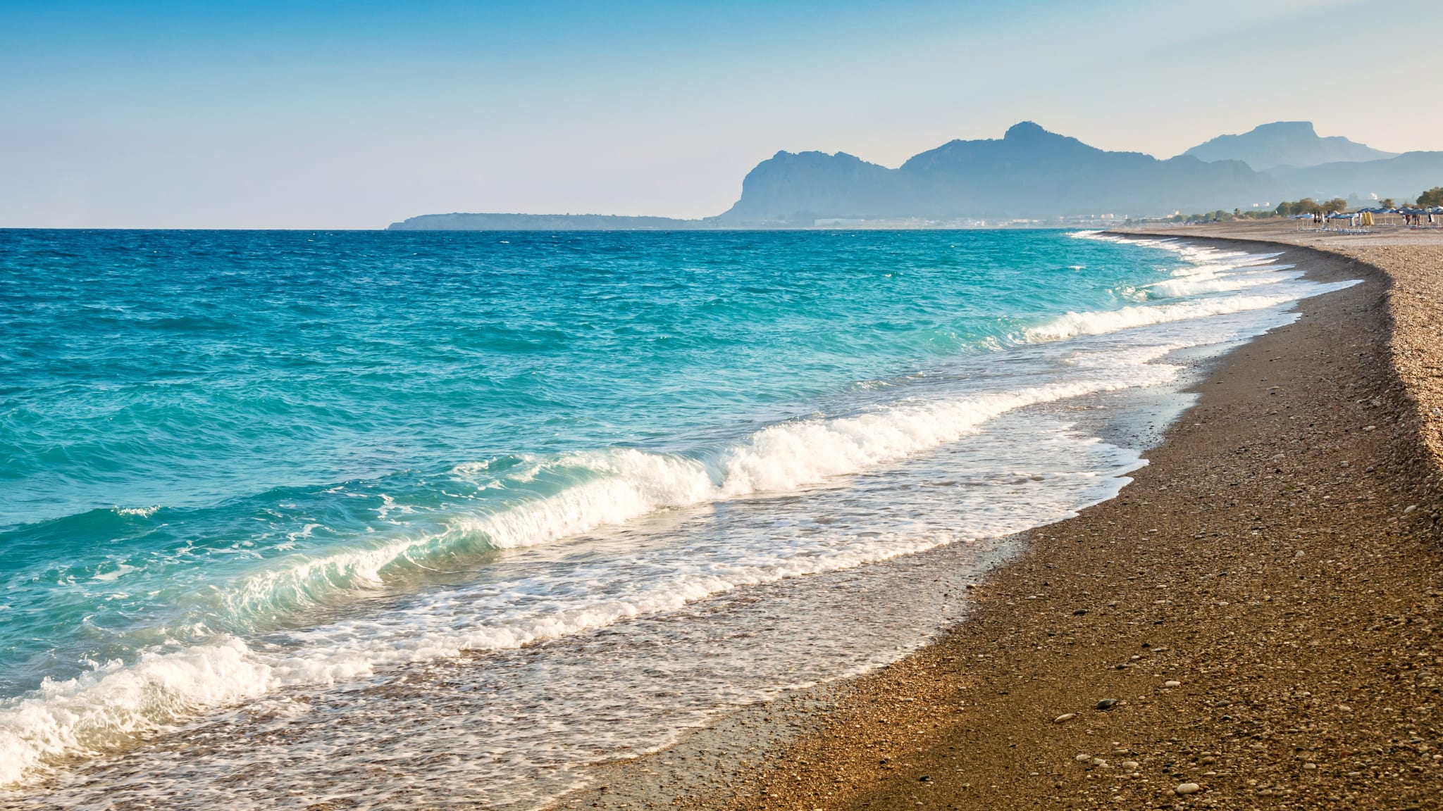 Ein Strand am türkisem Wasser