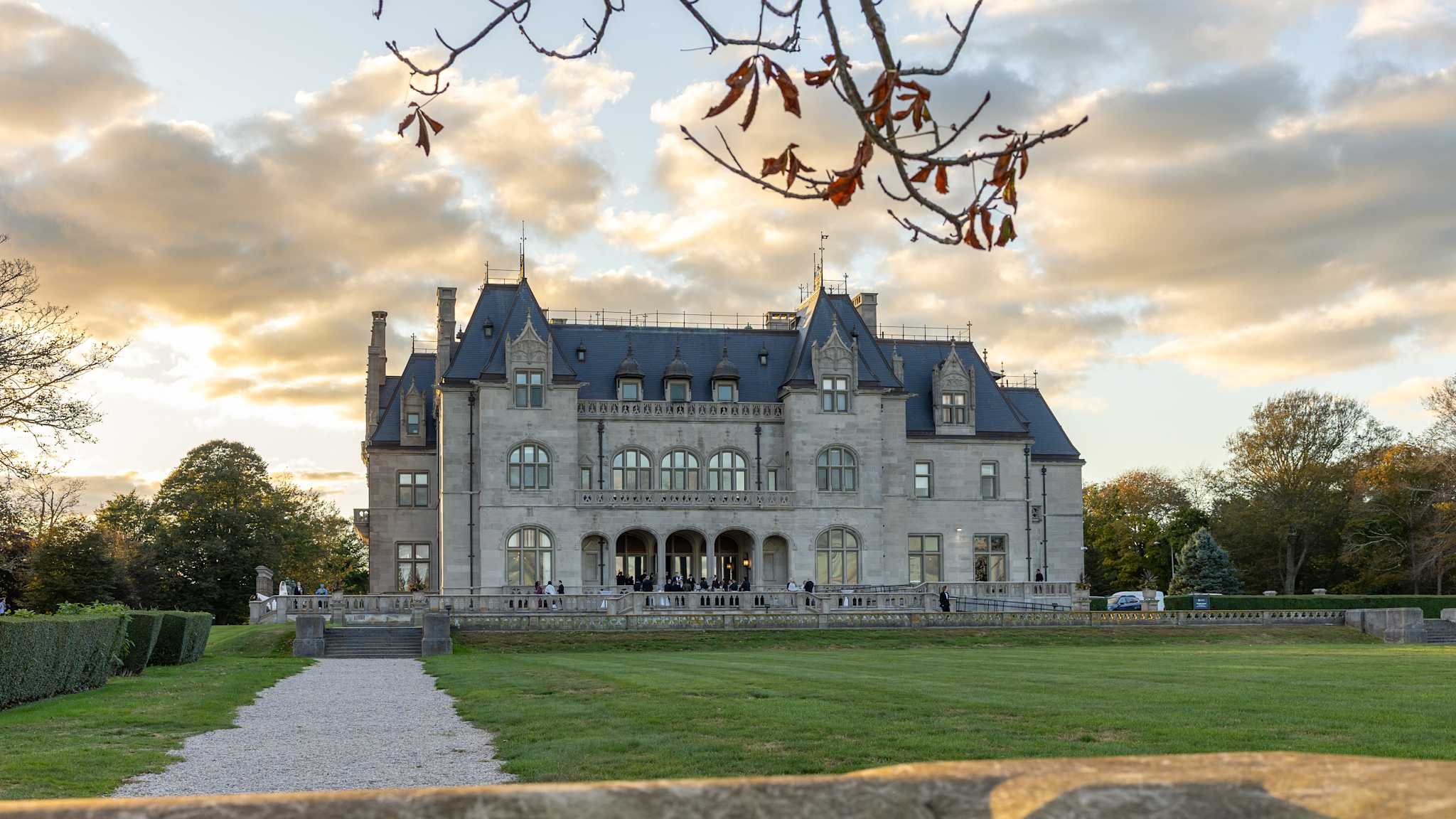 Historisches Herrenhaus mit schönem Sonnenuntergang
 © Shutterstock | Heath Davis