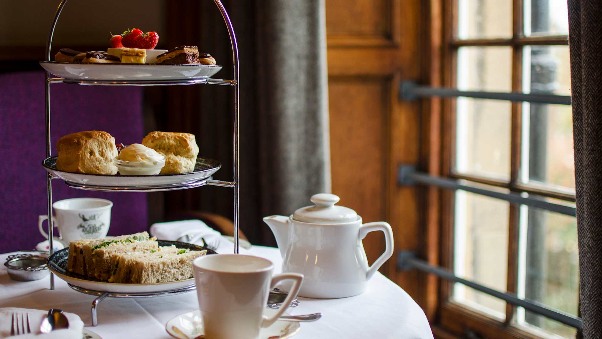 Servierter Tisch mit typischen britischen Teeservice © Shutterstock