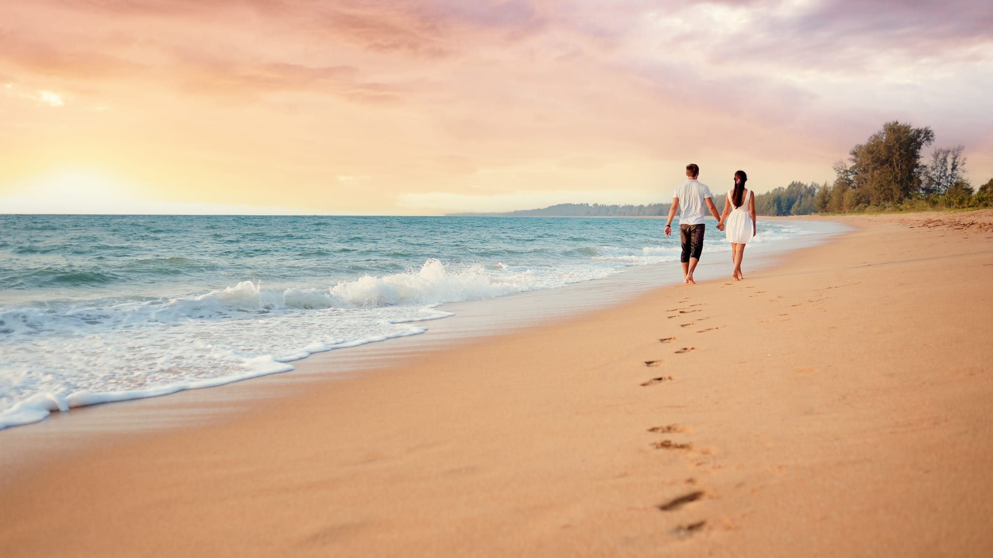 Liebespaar läuft an Küste