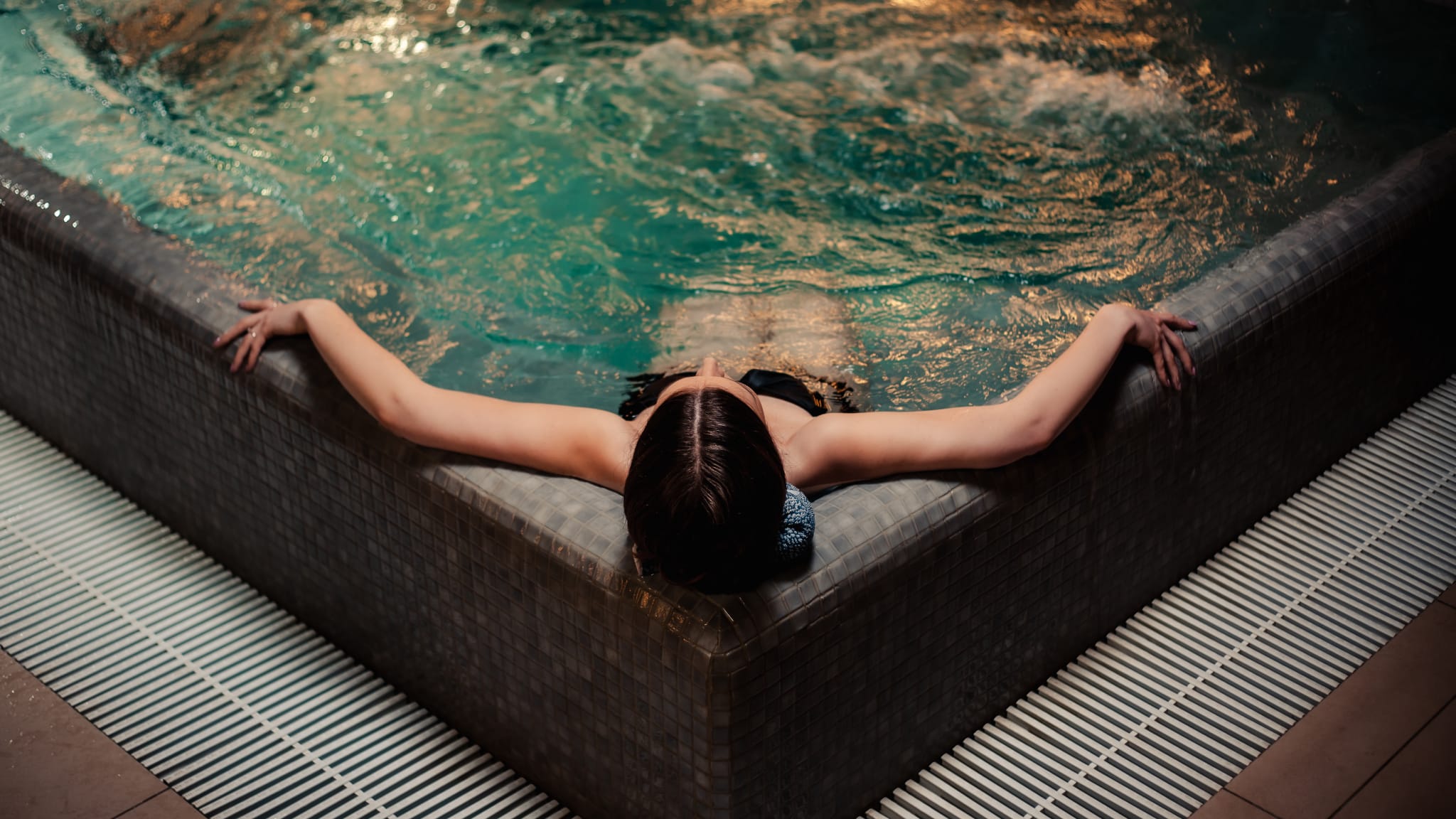 Frau entspannt im Whirlpool