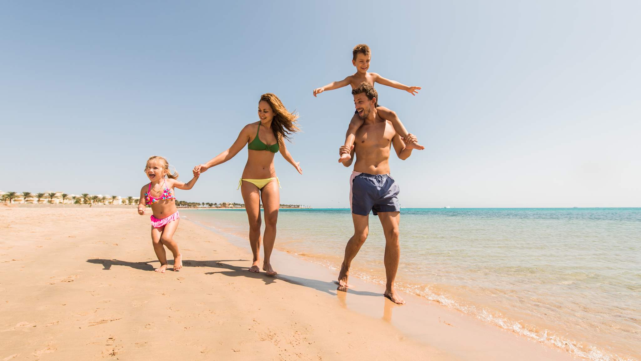 Familie am Strand in Ägypten © Getty Images
