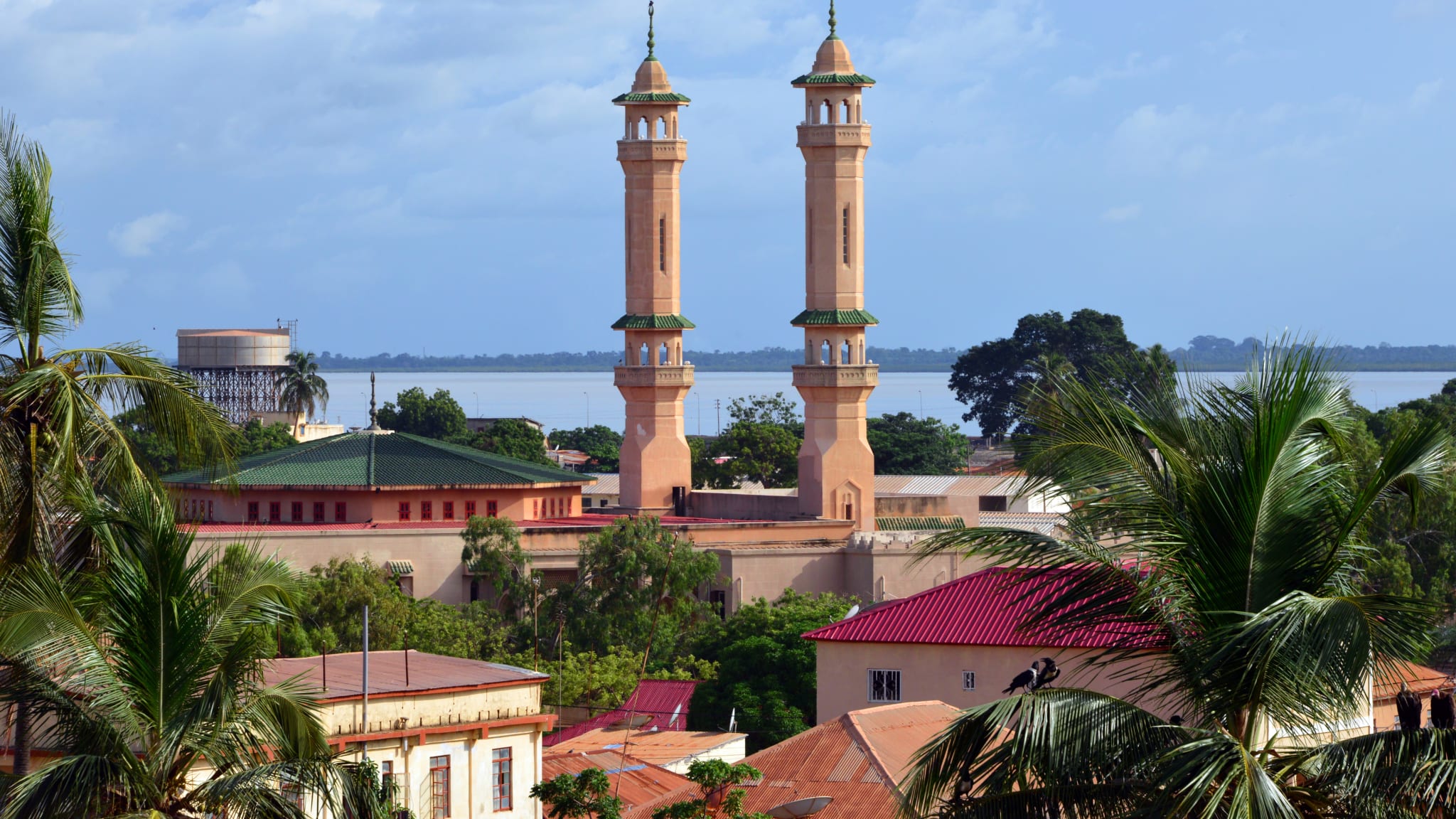 Fahah Moschee, Banjul mit King-Size-Bett