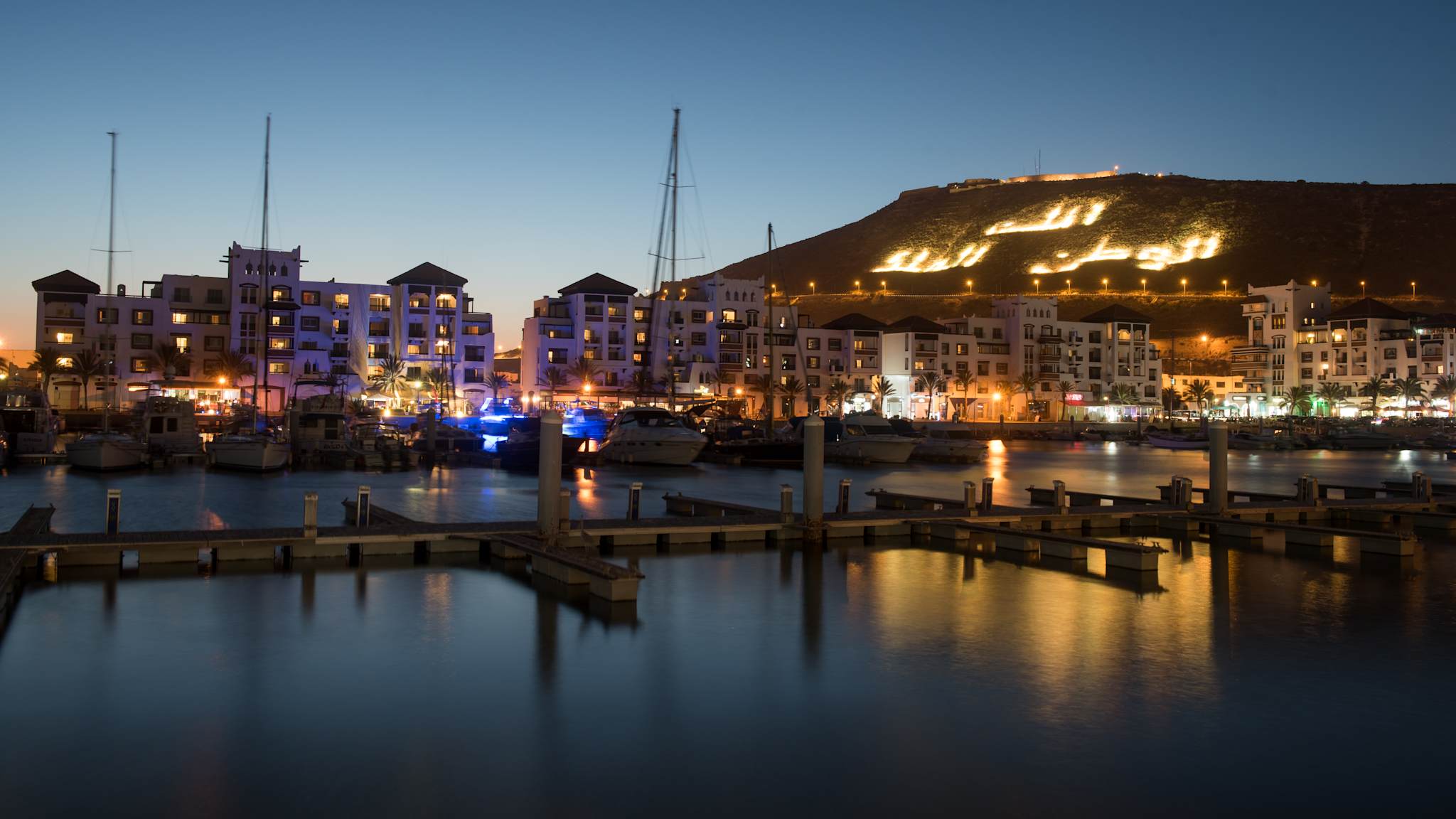 Ein Hafen bei Nacht