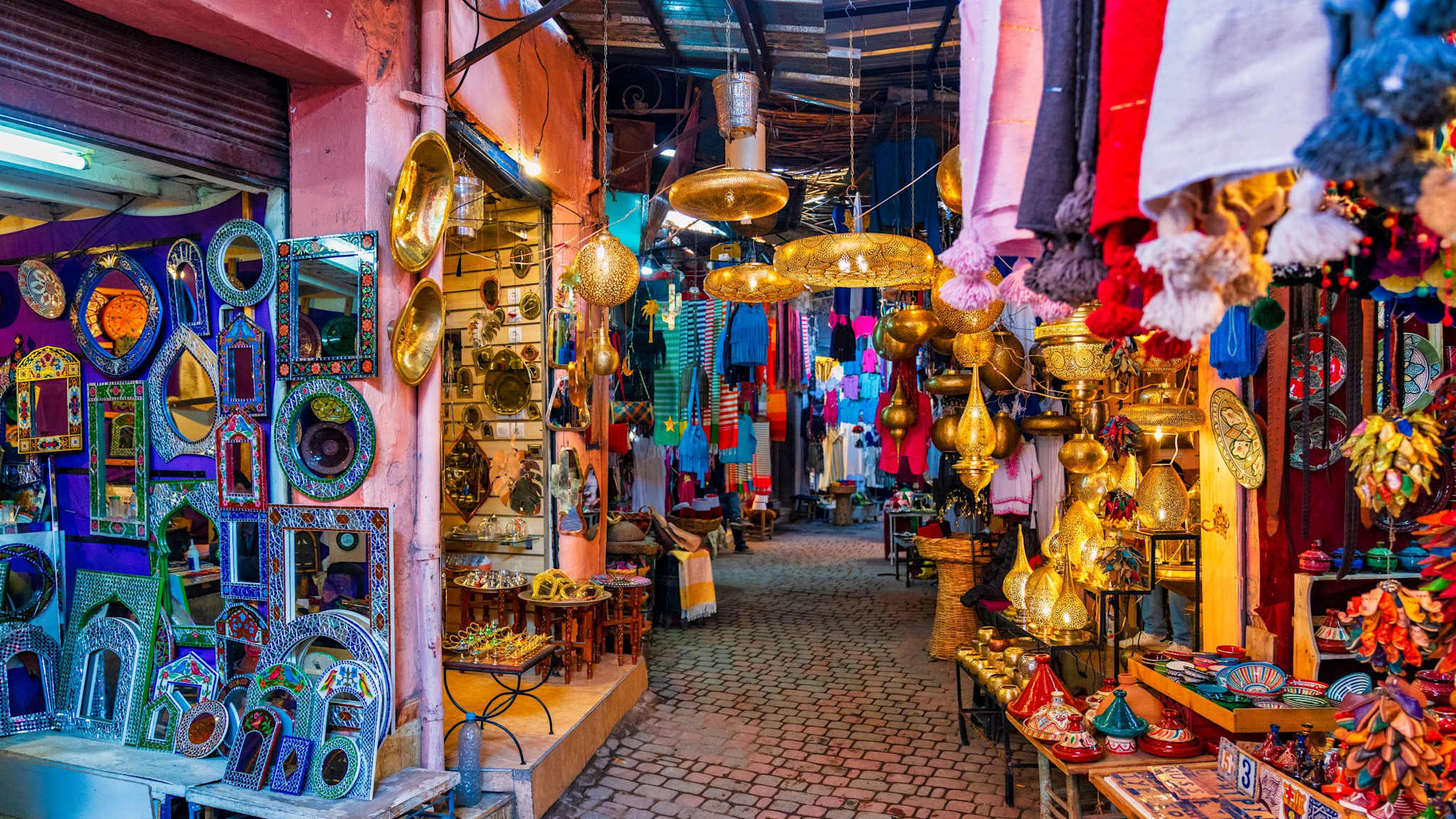 Typische Souk, Markt in der Medina von Marrakesch, Marokko